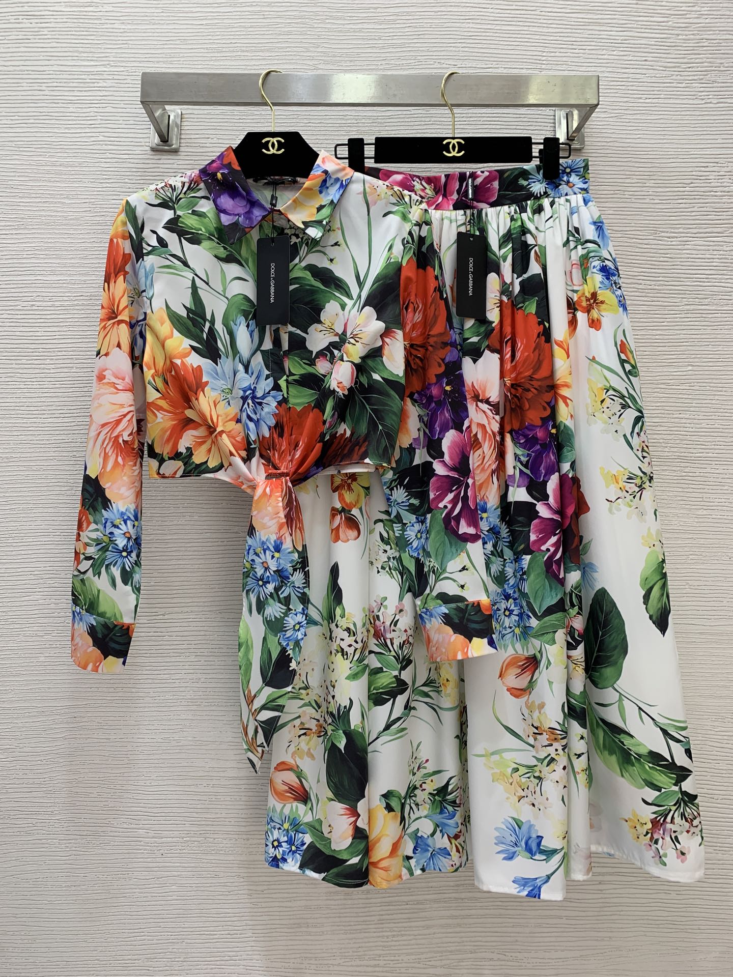 NO:455301,Model number D25072684 Dolce & Gabbana DG* new colorful floral print two-piece set!  Buckled lapel long sleeves short knotted strap shirt with high waist long skirt!  (M size shoulder width 39, bust 94, sleeve length 57, clothing length 42; waist 72, skirt length 90) hair, Dolce & Gabbana, skirts, alexander wang19860909款号D25072684 杜嘉班纳DG*新款五彩缤纷花卉印花两件套装！系扣翻领长袖短款打结绑带衬衣高腰大摆长款半身裙！ （M码肩宽39,胸围94,袖长57,衣长42；腰围72,裙长90）发,,Dolce&Gabbana,skirts,alexander wang,Women's clothing