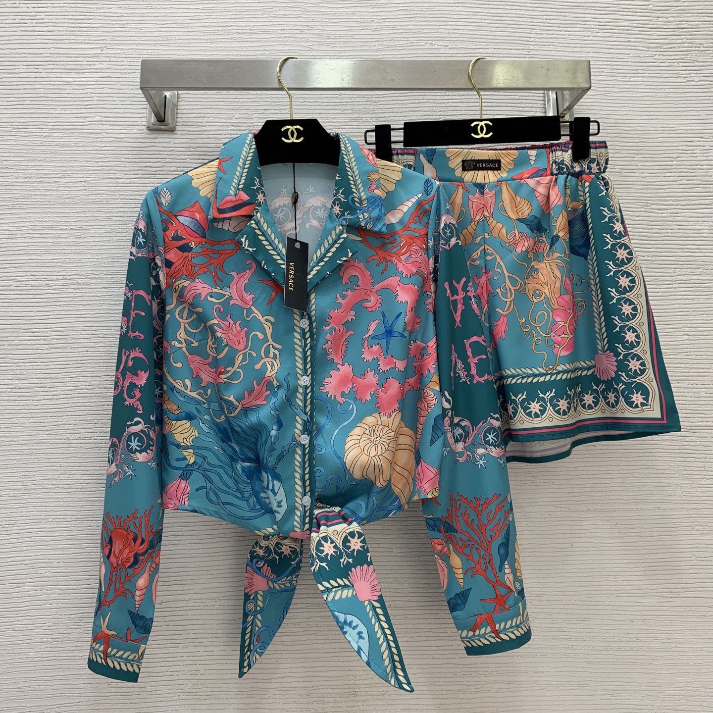 NO:454656,Model number G25072538 Versac* new starfish conch shell printed vacation style fashion two-piece set!  Knotted straps, small lapels, short long-sleeved shirt, sunscreen shirt, small cloth labels, elastic waist, loose wide-leg shorts!  (M size shoulder width 38, bust 98, sleeve length 57, clothing length 49; waist 68, elastic back, trousers length 39, versace, shorts, alexander wang19860909款号G25072538 Versac*新款海星海螺贝壳印花度假风时尚两件套装！打结绑带小翻领短款长袖衬衣 防晒衫小布标装饰松紧腰宽松阔腿短裤！ （M码肩宽38,胸围98,袖长57,衣长49；腰围68后松紧,裤长39,,versace,shorts,alexander wang,Women's clothing