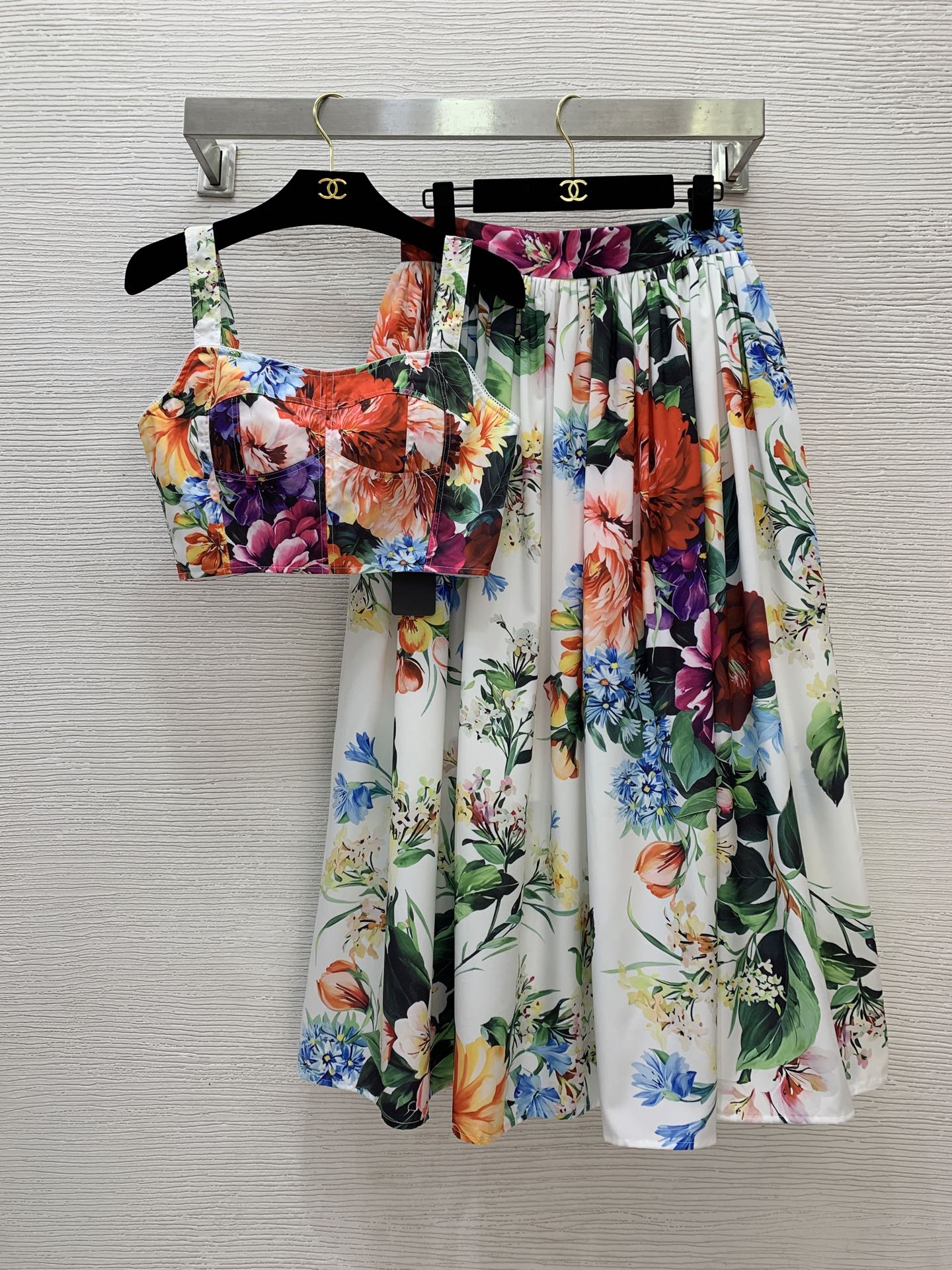 NO:454646,Model number D25072556 Dolce & Gabbana DG new style vacation style colorful floral print two-piece set!  Fashionable and sexy strapless top with pockets on both sides of the high waist long skirt!  (M size bust 84, 35 length; waist 72, skirt length 90), Dolce & Gabbana, skirts, alexander wang19860909款号D25072556 杜嘉班纳DG新款 度假风五彩缤纷花卉印花两件套装！时尚性感抹胸吊带上衣两侧插口袋高腰大摆长款半身裙！（M码胸围84,衣长35；腰围72,裙长90）,,Dolce&Gabbana,skirts,alexander wang,Women's clothing