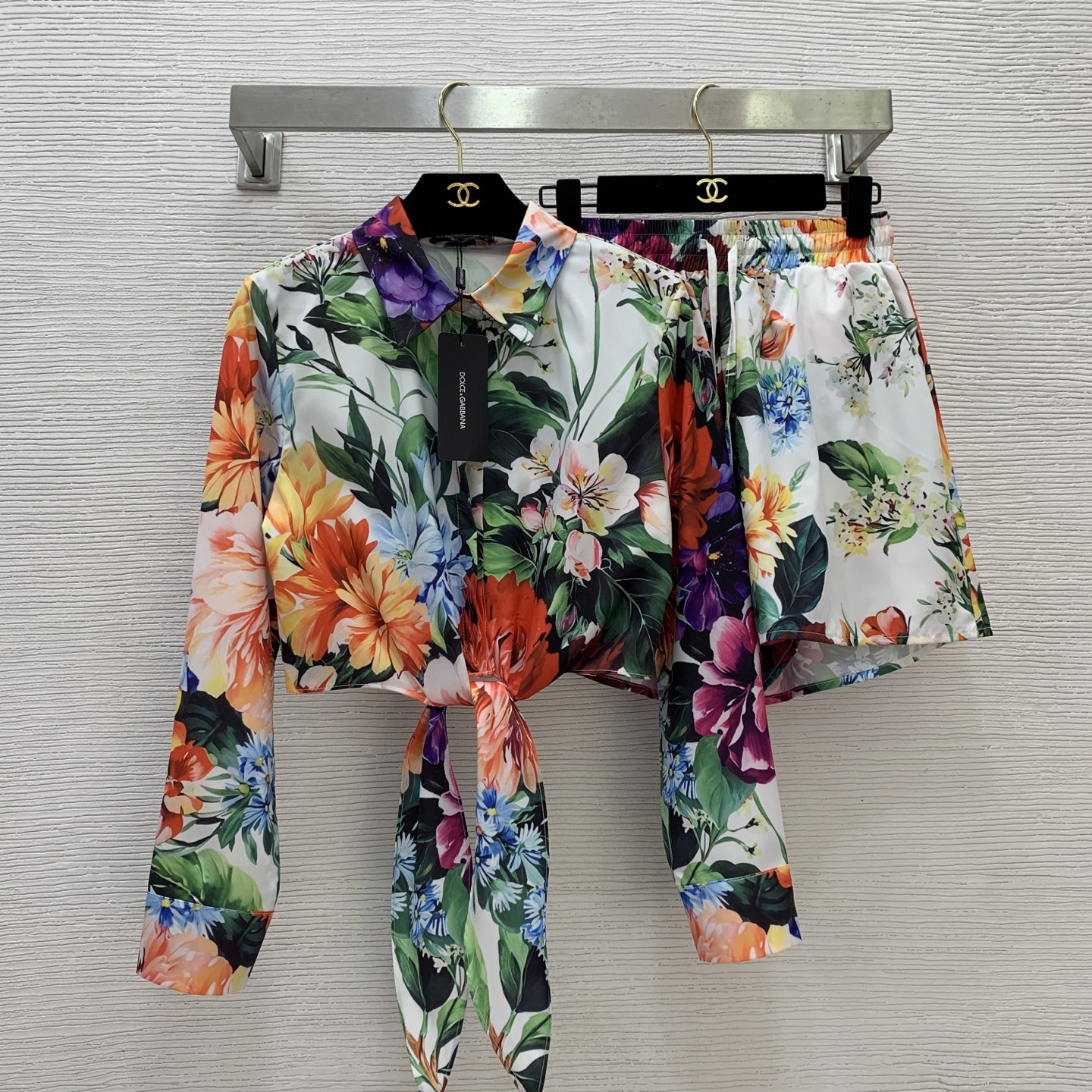 NO:455331,Model number D25072675 Dolce & Gabbana DG* new colorful floral print two-piece set!  Buttoned lapel long sleeves short knotted strap shirt drawstring elastic waist loose wide-leg shorts!  (M size shoulder width 39, bust 94, sleeve length 57, garment length 42; waist 64 elastic, trousers length 39) hair, Dolce & Gabbana, shorts, alexander wang19860909款号D25072675 杜嘉班纳DG*新款五彩缤纷花卉印花两件套装！系扣翻领长袖短款打结绑带衬衣抽绳松紧腰宽松阔腿短裤！ （M码肩宽39,胸围94,袖长57,衣长42；腰围64松紧,裤长39）发,,Dolce&Gabbana,shorts,alexander wang,Women's clothing