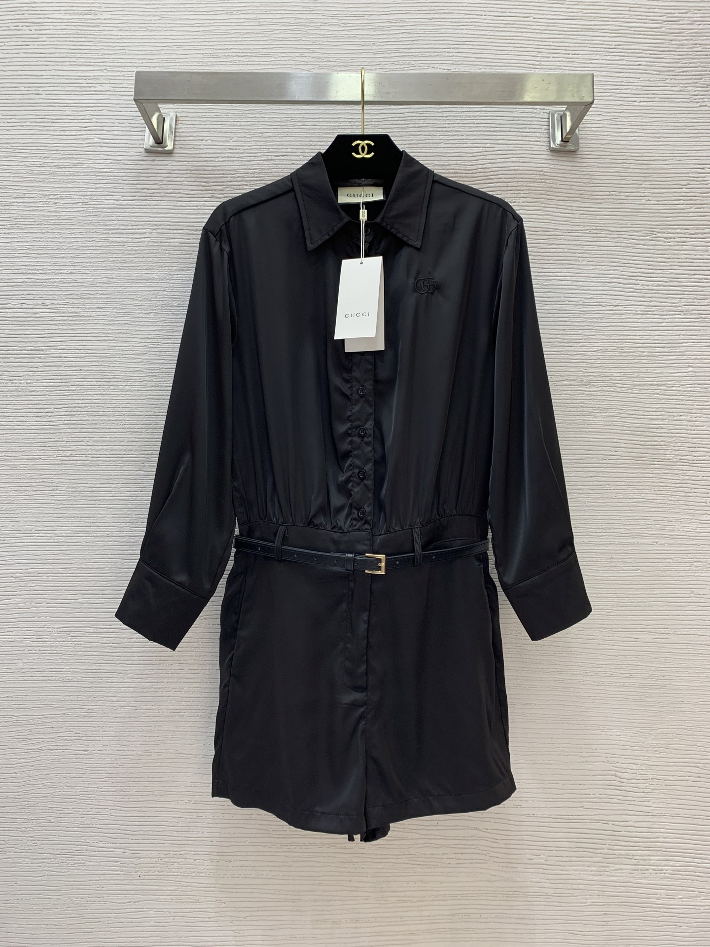 NO:454622,Model number D25072578 GUCC* newest custom light-sensitive silky fabric, original letter logo accessories, buckled placket lapel, fashionable casual long-sleeved jumpsuit shorts delivery belt!  Black, (M size shoulder width 43, bust 96, waist 70, hip 92, sleeve length 49, pants length 77) hair, gucci, shorts, alexander wang19860909款号D25072578 GUCC*新款定制光感丝滑面料、采用原版字母logo配件系扣门襟翻领时尚休闲长袖连体裤短裤配送腰带！黑色,（M码肩宽43,胸围96,腰围70,臀围92,袖长49,裤长77）发,,gucci,shorts,alexander wang,Women's clothing