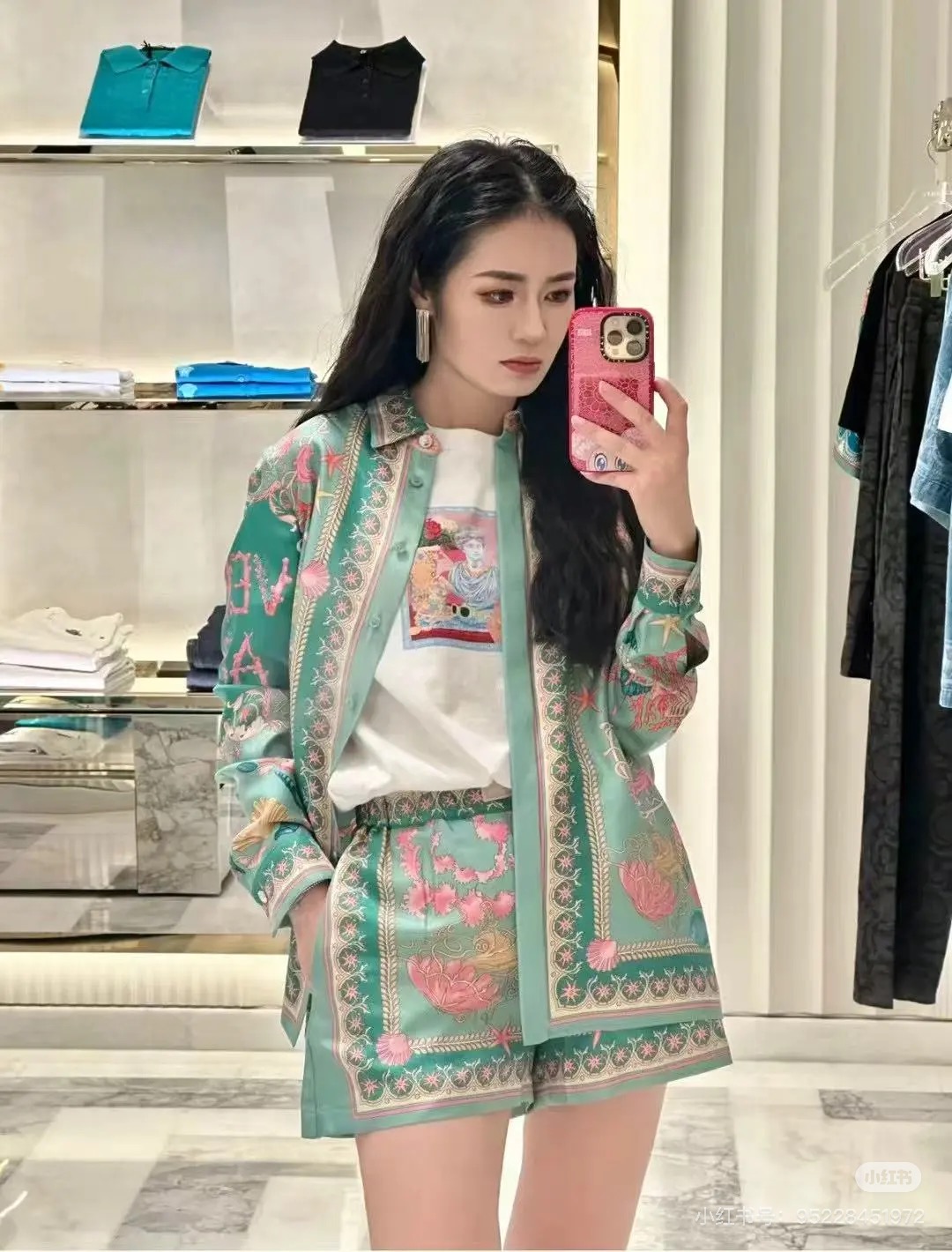 NO:454661,Model number G25072546 Versac* new starfish conch shell printed casual and fashionable two-piece set!  Classic Medusa gold button button lapel loose long sleeve shirt small cloth label decorated elastic waist loose wide-leg shorts!  (M size shoulder width 37, bust 96, sleeve length 62, clothing length 69; waist circumference 70, elasticity, pants length 39) hair, versace, shorts, alexander wang19860909款号G25072546 Versac*新款海星海螺贝壳印花休闲时尚两件套装！经典美杜莎金纽扣系扣翻领宽松长袖衬衣小布标装饰松紧腰宽松阔腿短裤！ （M码肩宽37,胸围96,袖长62,衣长69；腰围70后松紧,裤长39）发,,versace,shorts,alexander wang,Women's clothing