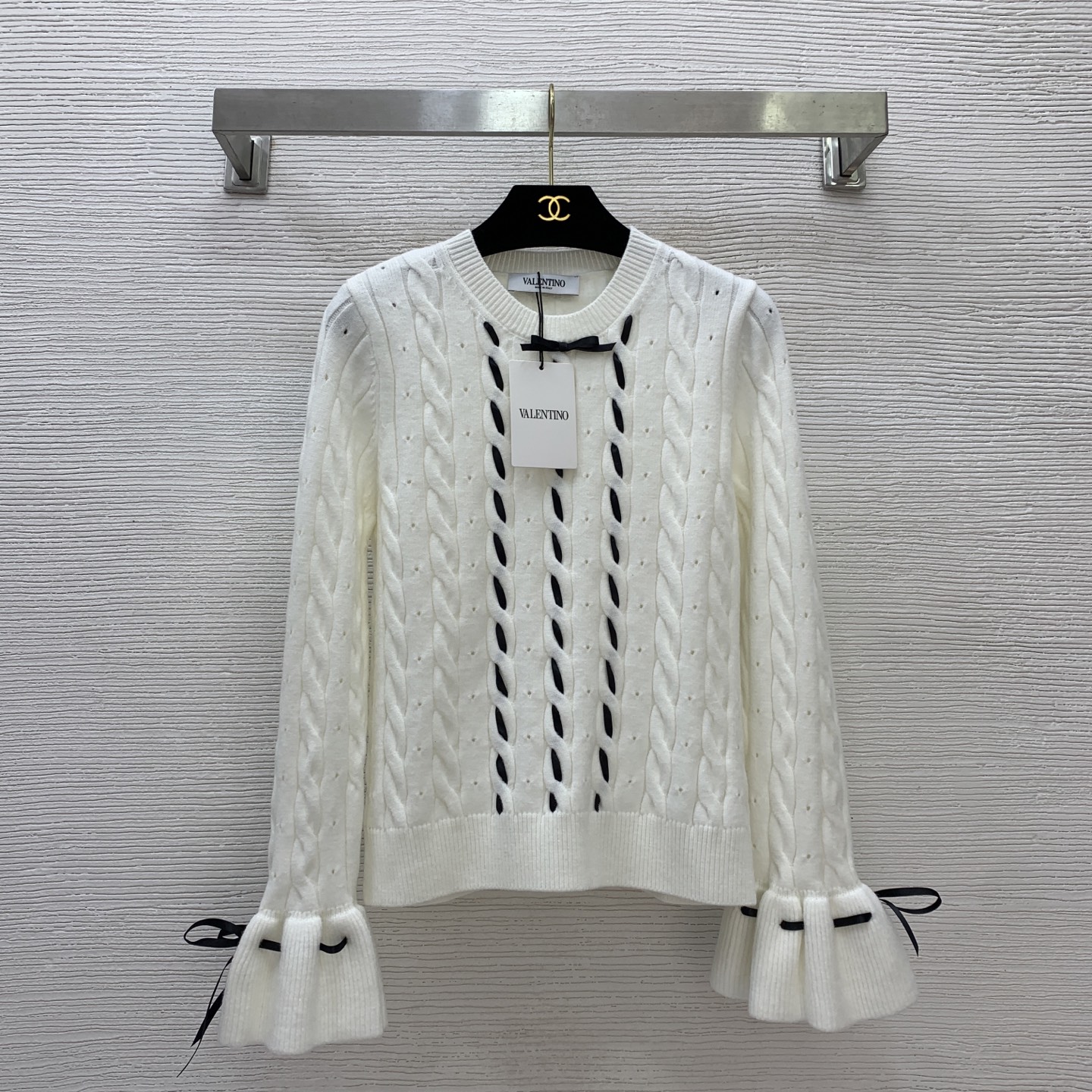 NO:456547,Model number G25072728 VALENTIN*O Warren Home New Style High-end Customized Wool Yarn Fabric Soft and Glutinous!  Hollow twisted knitted streamers decoration, round neck pullover trumpet long-sleeved sweater sweater!  Ony white, pink, (M size bust 84, sleeve length 59, clothing length 55), valentino, valentino, sweaters, alexander wang19860909款号G25072728 VALENTIN*O华伦家新款 高端定制羊毛纱线面料软糯亲肤！镂空麻花纹编织飘带装饰、圆领套头喇叭长袖针织衫毛衣！米白色、粉色、（M码胸围84,袖长59,衣长55）,,valentino,valentino,sweaters,alexander wang,Women's clothing