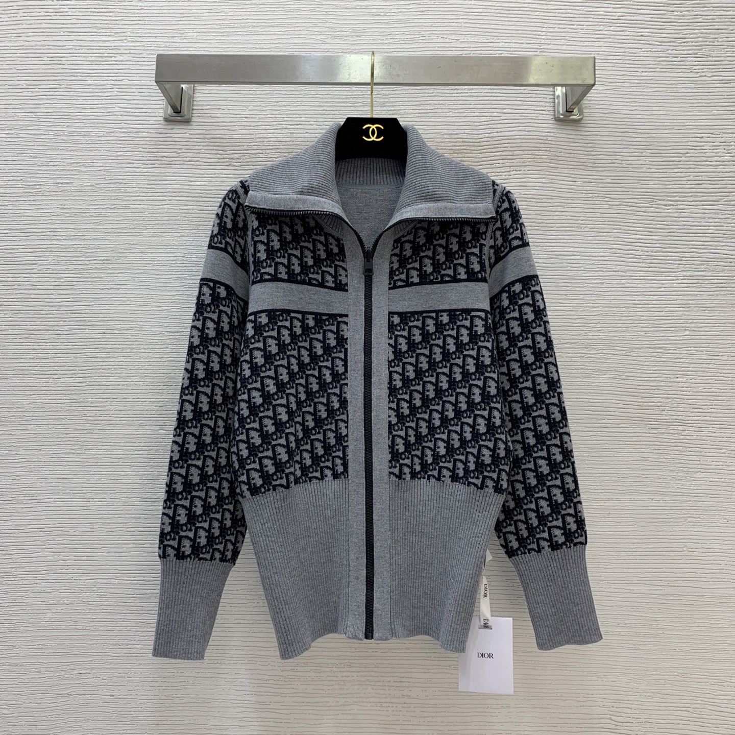 NO:457814,Model number G25073027 Double-sided wearable Dio* new high-end customization cashmere-blend yarn fabric, classic presbyterian letter printing slim fit and slim large lapel zipper placket long-sleeved sweater top!  Gray, 36.38.40 (F 38 size bust 90, sleeve length 59, garment length 62) top, dior, alexander wang19860909款号G25073027 双面可穿Dio*新款高端定制 羊绒混纺纱线面料、经典老花字母印花修身显瘦大翻领拉链门襟长袖针织衫上衣！灰色,36.38.40（F 38码胸围90,袖长59,衣长62）上衣,,dior,alexander wang,Women's clothing