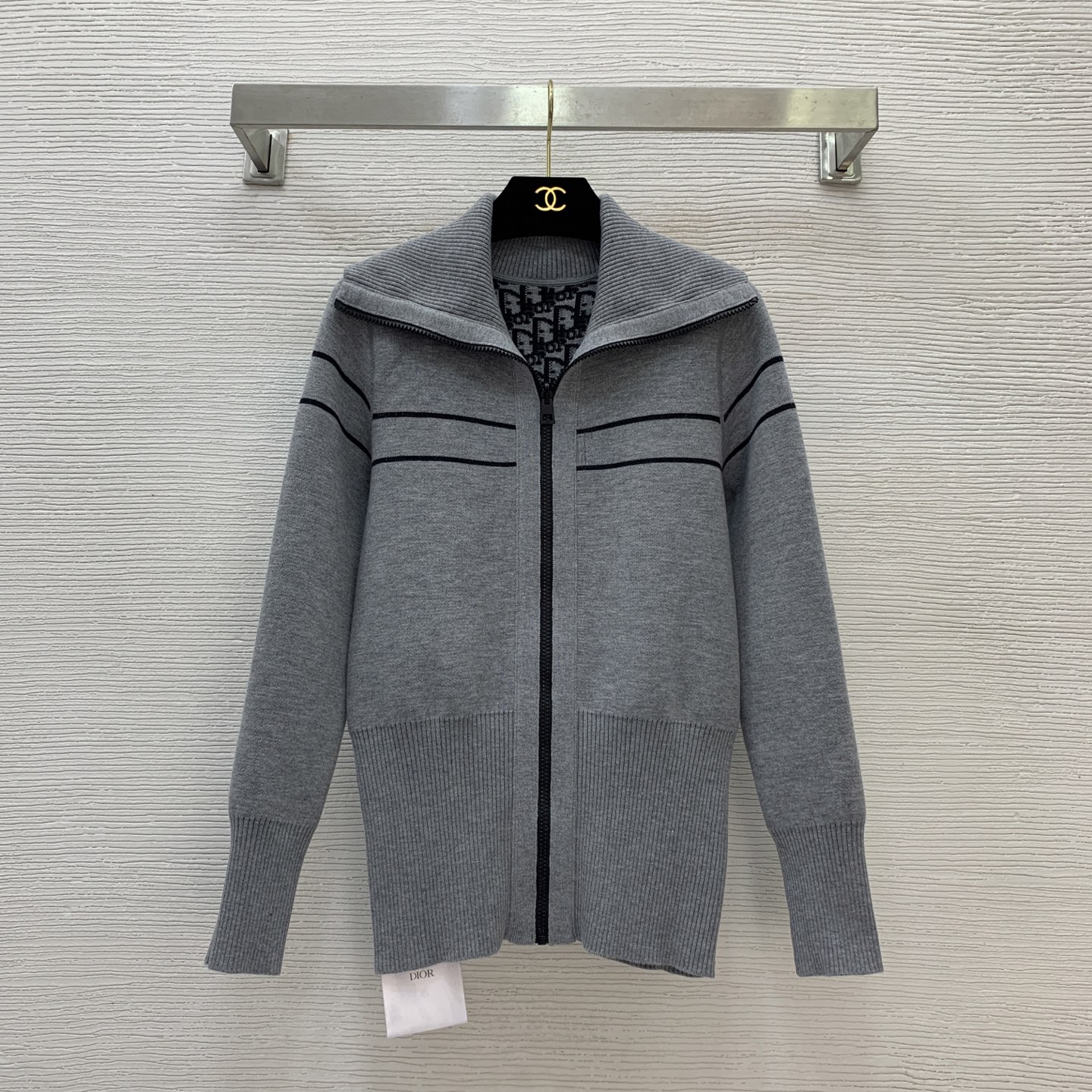 NO:457818,Model number G25073027 Double-sided wearable Dio* new high-end customization cashmere-blend yarn fabric, classic presbyterian letter printing slim fit and slim large lapel zipper placket long-sleeved sweater top!  Gray, 36.38.40 (F 38 size bust 90, sleeve length 59, clothing length 62), dior, alexander wang19860909款号G25073027 双面可穿Dio*新款高端定制 羊绒混纺纱线面料、经典老花字母印花修身显瘦大翻领拉链门襟长袖针织衫上衣！灰色,36.38.40（F 38码胸围90,袖长59,衣长62）上,,dior,alexander wang,Women's clothing