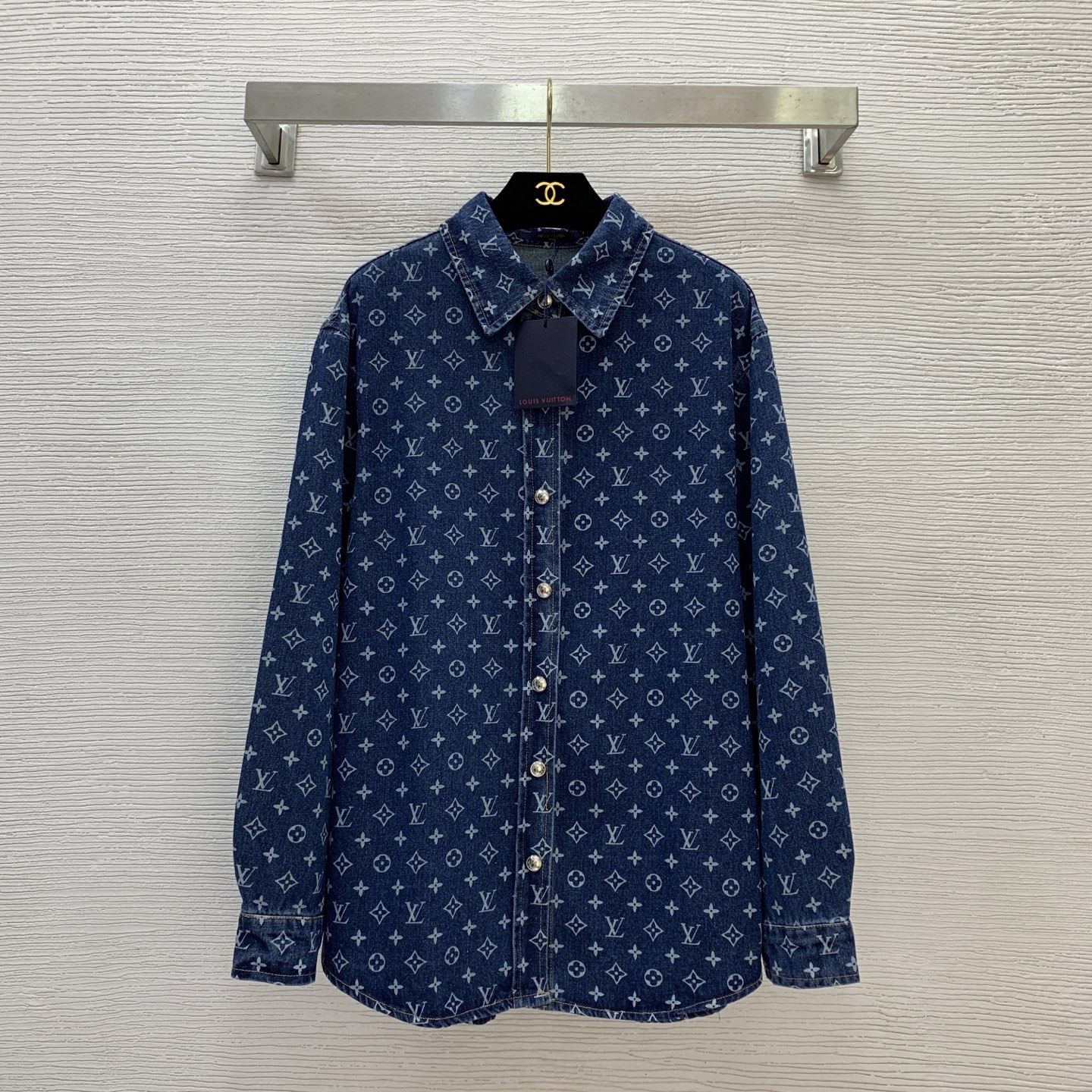NO:457340,Model number D25072953 LOUIS*Dujia LV new style original letter logo hardware buttons, presbyterian print fashionable and versatile loose denim shirt jacket!  Blue, (M size shoulder width 48, bust 108/112, sleeve length 59, clothing length 75),,louis vuitton,louis vuitton,louis vuitton,louis vuitton,jackets & coats,alexander wang19860909款号D25072953 LOUIS*驴家LV新款 原版字母logo五金纽扣、老花印花时尚百搭宽松牛仔衬衣外套！蓝色、（M码肩宽48,胸围108/112,袖长59,衣长75）,,louis vuitton,louis vuitton,louis vuitton,louis vuitton,jackets & coats,alexander wang,Women's clothing