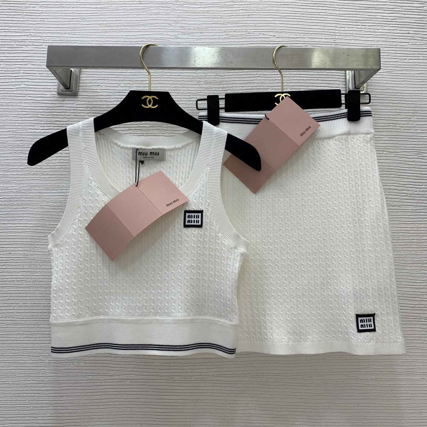 NO:457798,Model number G25073047 MiuMi* new model high-end customized fashionable temperament two-piece set!  Letter logo logo reveals the navel knitted vest top with high waist A-line knitted short skirt skirt!  (M size bust 68, 39 length of clothing; waist 62 elastic elasticity, skirt length 42) vest, miumiu, skirt, alexander wang19860909款号G25073047 MiuMi*缪家新款 高端定制时尚气质两件套装！字母logo标志露肚脐针织背心上衣高腰A字针织短裙半身裙！（M码胸围68,衣长39；腰围62松紧弹力,裙长42）背心,,miumiu,skirts,alexander wang,Women's clothing