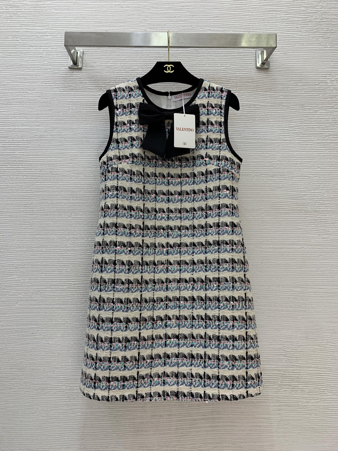 NO:460741,Model number G25081648 VALENTIN*O Warren Home New High-end Customized Tweed Color Mixed Fabric, Temperament-reducing bow sequins blingbling shines high-end stripes slim and slim small fragrance sleeveless dress!  (Size S shoulder width 36, bust 84~88, skirt length 86) hair, valentino, valentino, skirt, skirt, alexander wang19860909款号G25081648 VALENTIN*O华伦家新款 高端定制粗花呢混色面料、气质减龄蝴蝶结亮片blingbling闪耀高级感条纹修身显瘦小香风无袖连衣裙！ （S码肩宽36,胸围84～88,裙长86）发,,valentino,valentino,skirts,alexander wang,Women's clothing