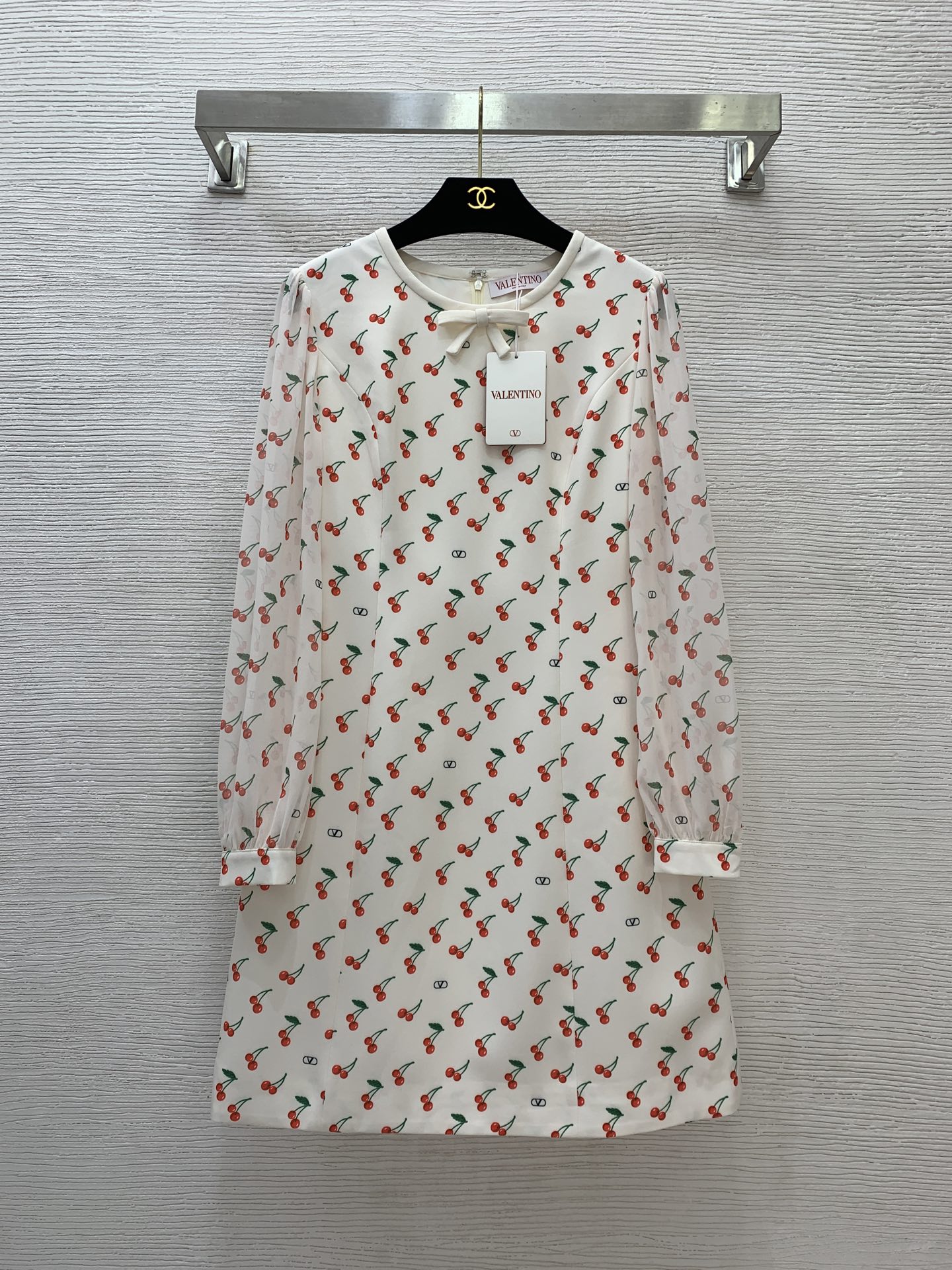 NO:459232,Model number G25081419 VALENTIN*O Warren Home Early Autumn New High-end Customized Fabric Perspective Chiffon Sleeve Spliced ​​Cherry Small Logo Printed Bow Decorated Slim and Slim A long-sleeved Dress!  Apricot color, black, (M size shoulder width 37, bust 88, sleeve length 59, skirt length 88, valentino, valentino, skirt, skirt length 88, valentino, skirt, alexander wang19860909款号G25081419 VALENTIN*O华伦家早秋新款 高端定制面料透视雪纺纱袖拼接樱桃小logo印花蝴蝶结装饰修身显瘦A摆长袖连衣裙！杏色、黑色、 （M码肩宽37,胸围88,袖长59,裙长88,,valentino,valentino,skirts,alexander wang,Women's clothing