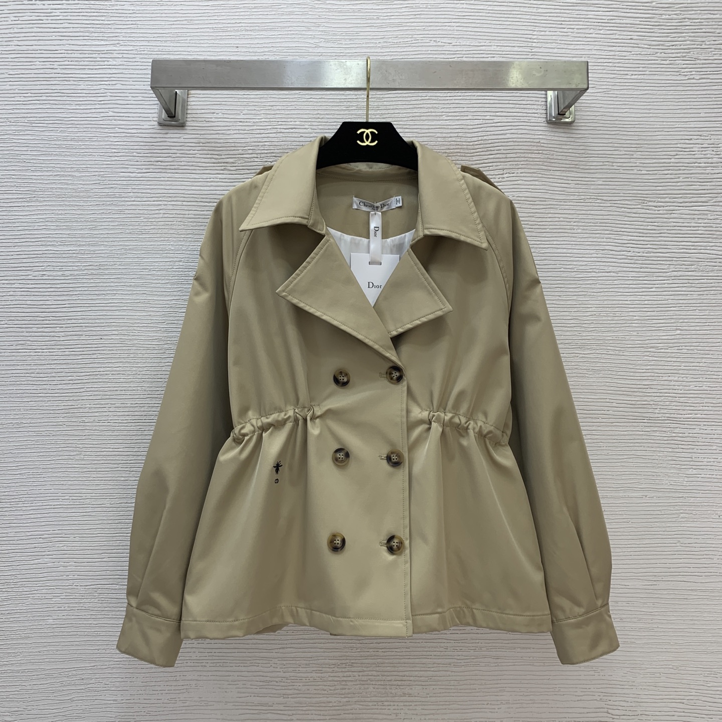 NO:460757,Model number G25081674 Dio* new D home custom original letter logo button double-breasted CD bee embroidered inner drawstring design waist-hugging and slimming windbreaker short jacket!  Navy blue, khaki, (M size bust 108, rotator sleeve length 70, 63) hair, dior, dior, jackets & coats, alexander wang19860909款号G25081674 Dio*新款D家定制原版字母logo纽扣双排扣CD小蜜蜂刺绣内抽绳设计收腰显瘦风衣短外套！藏蓝、卡其、（M码胸围108,连肩袖长70,衣长63）发,,dior,dior,jackets & coats,alexander wang,Women's clothing