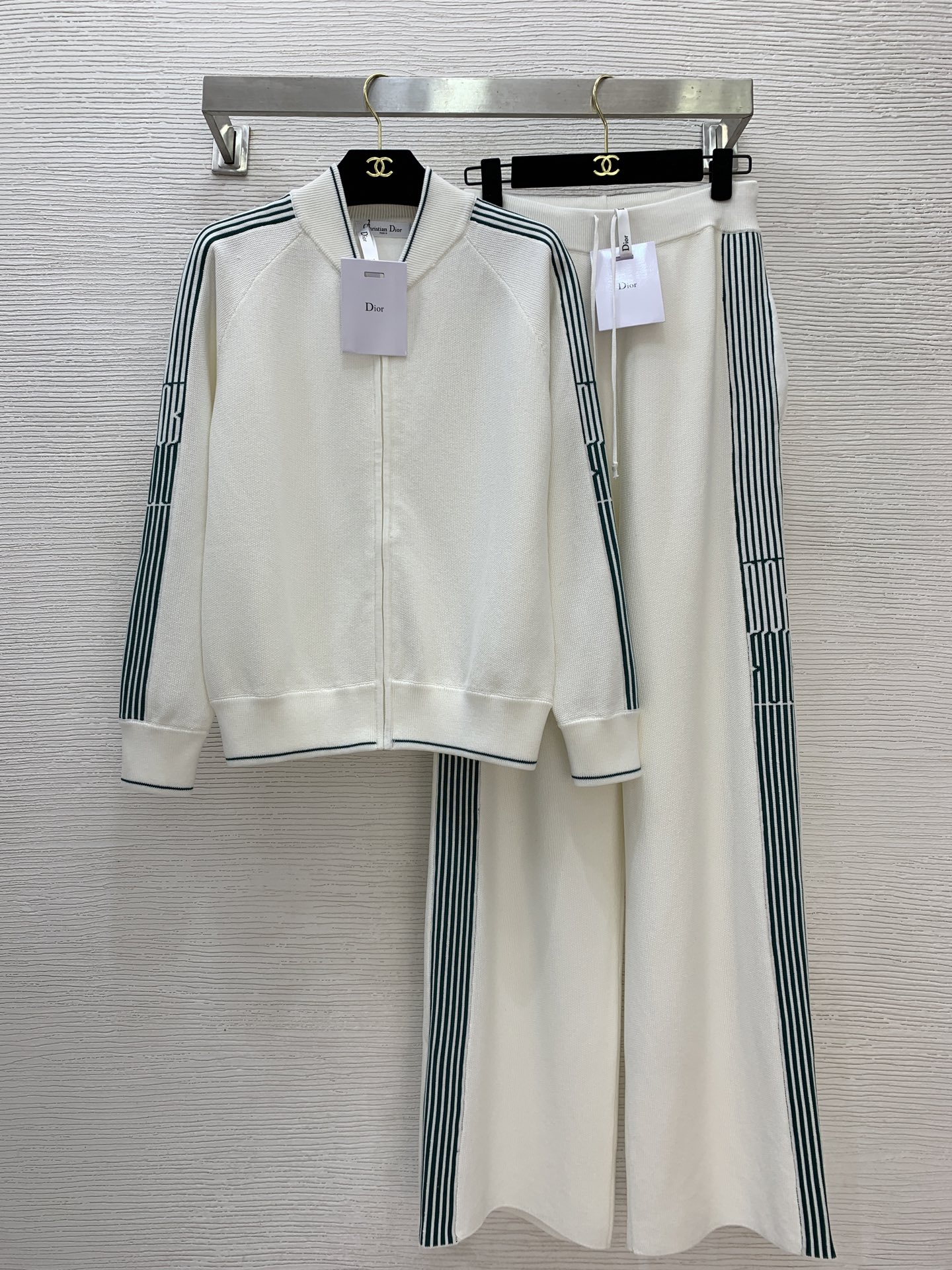 NO:460729,Jacket and pants number G25081673 Dio* new high-end custom green striped webbing spliced ​​knit fabric two-piece set!  Loose and stylish zipper placket stand collar jacket knitted jacket trousers zipper design loose straight knitted trousers!  (M size bust 96, rotator sleeve length 65, garment length 58; waist circumference 62~72, hip circumference 92, pants length),,dior, jackets & coats, jackets & coats,alexander wang19860909外套、裤子款号G25081673 Dio*新款高端定制绿色条纹织带拼接针织面料两件套装！宽松时尚拉链门襟立领夹克针织外套裤脚拉链设计宽松直筒针织裤长裤！（M码胸围96,连肩袖长65,衣长58；腰围62～72,臀围92,裤长）,,dior,jackets & coats,jackets & coats,alexander wang,Women's clothing