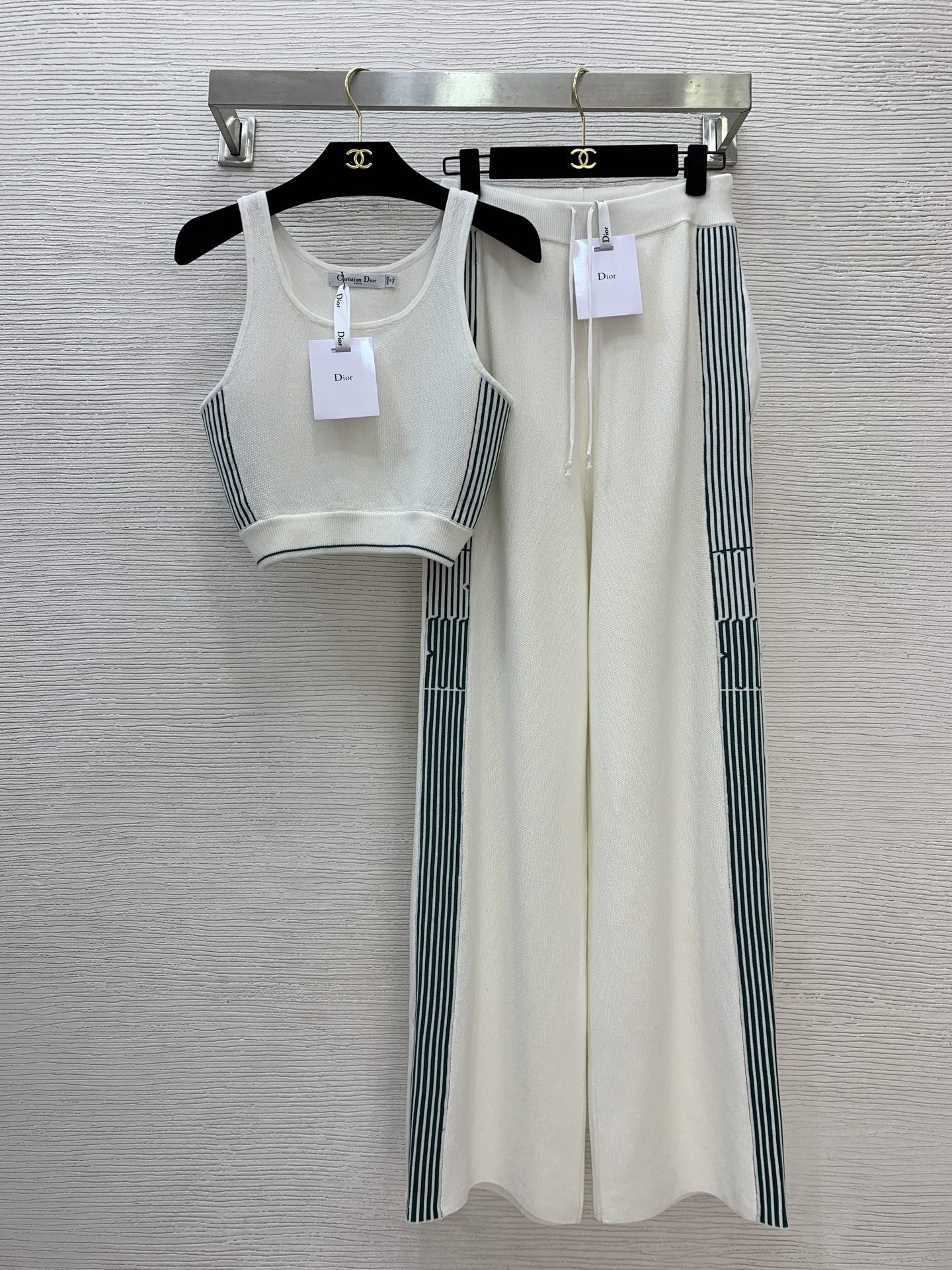NO:459240,Vest and pants number G25081584 Dio* new high-end custom green striped webbing splicing two-piece set!  Fashionable and versatile elastic knitted vest with zipper tops and zippers, loose straight knitted trousers!  (M size bust 76, garment length 37; waist circumference 62~72, hip circumference 92, pants length), dior, alexander wang19860909背心、裤子款号G25081584 Dio*新款高端定制绿色条纹织带拼接两件套装！时尚百搭弹力针织背心内搭上衣裤脚拉链设计宽松直筒针织裤长裤！（M码胸围76,衣长37；腰围62～72,臀围92,裤长）,,dior,alexander wang,Women's clothing