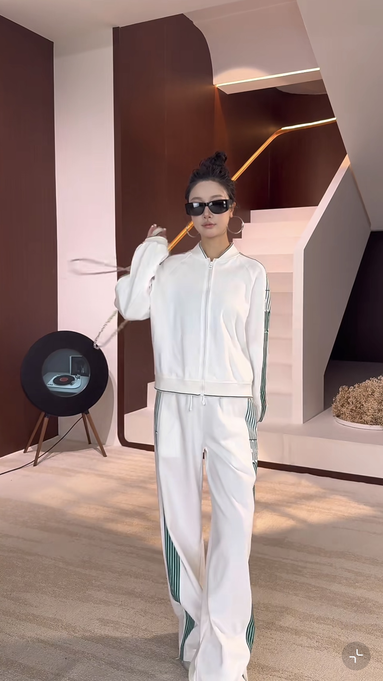 NO:460735,Jacket and pants number G25081673 Dio* new high-end custom green striped webbing spliced ​​knit fabric two-piece set!  Loose and stylish zipper placket stand collar jacket knitted jacket trousers zipper design loose straight knitted trousers!  (M size bust 96, rotator sleeve length 65, garment length 58; waist circumference 62~72, hip circumference 92, pants length),,dior, jackets & coats, jackets & coats,alexander wang19860909外套、裤子款号G25081673 Dio*新款高端定制绿色条纹织带拼接针织面料两件套装！宽松时尚拉链门襟立领夹克针织外套裤脚拉链设计宽松直筒针织裤长裤！（M码胸围96,连肩袖长65,衣长58；腰围62～72,臀围92,裤长）,,dior,jackets & coats,jackets & coats,alexander wang,Women's clothing