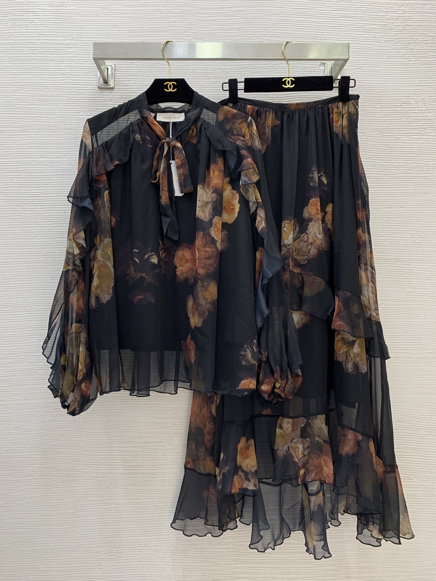 NO:466410,Model number G25082054 ZIMMERMA*N ZIMMERMA Australia brand High-end custom silk blend fashionable floral print set!  Temperament age-reducing ruffle splicing tie ribbon necklace loose long-sleeved top irregular front and short back with flowing skirt!  Black, 1.2.3.4/SMLXL (M size shoulder width 44, bust 150, sleeve length 63, clothing length 66; waist 72, skirt length 102), skirts, real silk, alexander wang19860909款号G25082054 ZIMMERMA*N 兹默曼澳洲品牌 高端定制真丝混纺时尚花卉印花套装！气质减龄荷叶边拼接系带飘带领宽松长袖上衣不规则前短后长大摆飘逸半身裙！黑色,1.2.3.4/SMLXL（M码肩宽44,胸围150,袖长63,衣长66；腰围72,裙长102）,,skirts,real silk,alexander wang,Women's clothing