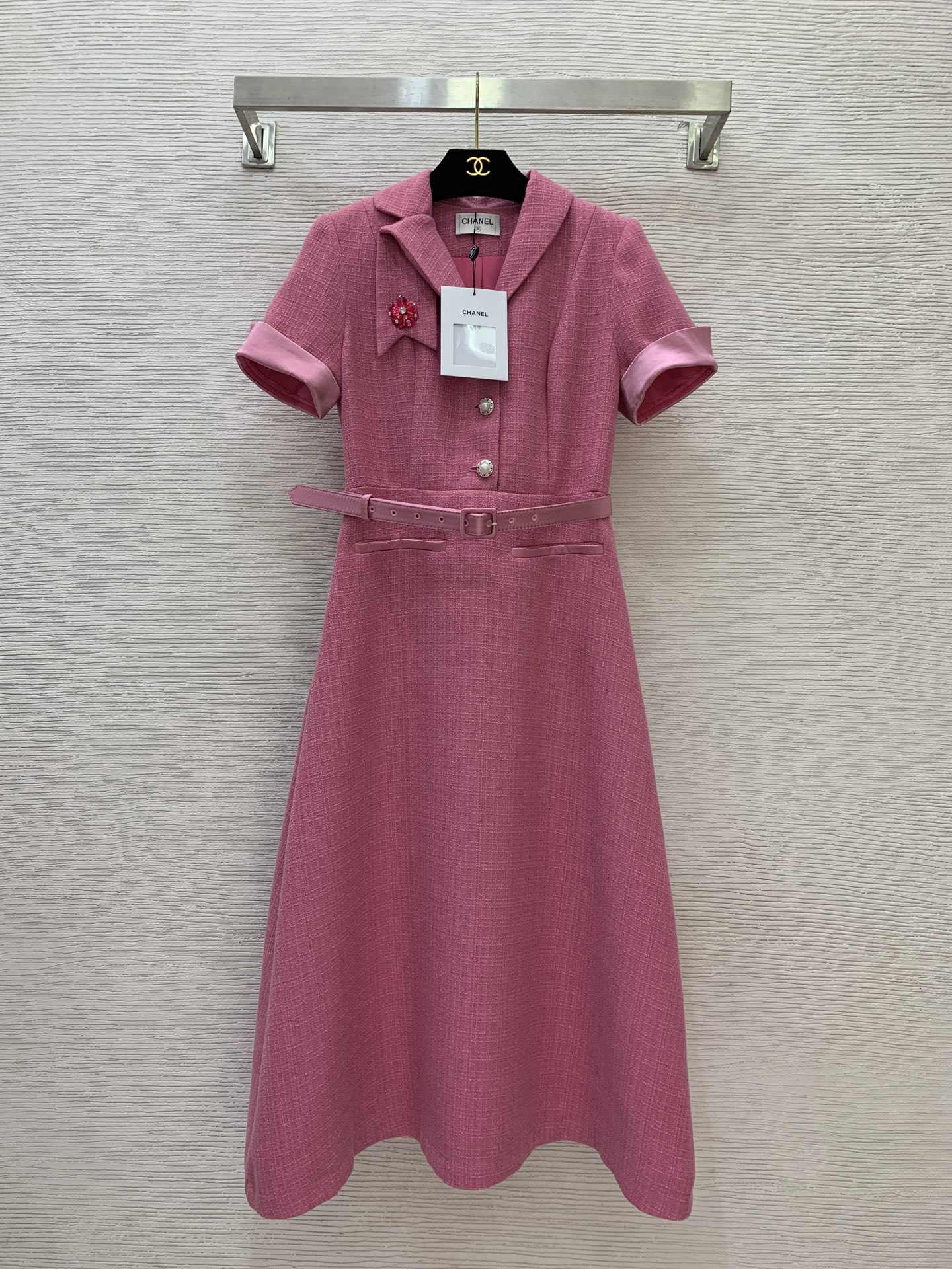 NO:463249,Model number G25081827 Chane* new high-end custom temperament celebrity small fragrance style coarse fabric, light satin spliced ​​half-row buckle lapel waist-hugging to make you look slim and short-sleeved lapel dress with belt!  Pink, rose red, beige, (M size shoulder width 37 with shoulder pads, bust 90, waist 72, sleeve length 21, clothing length 113) hair, chanel, skirts, T-shirt, alexander wang19860909款号G25081827 Chane*新款高端定制气质名媛小香风粗纺面料、光感缎面拼接半排系扣翻领收腰显瘦大摆短袖翻领连衣裙配有腰带！粉色、玫红、米白、  （M码肩宽37有垫肩,胸围90,腰围72,袖长21,衣长113）发,,chanel,skirts,T-shirt,alexander wang,Women's clothing