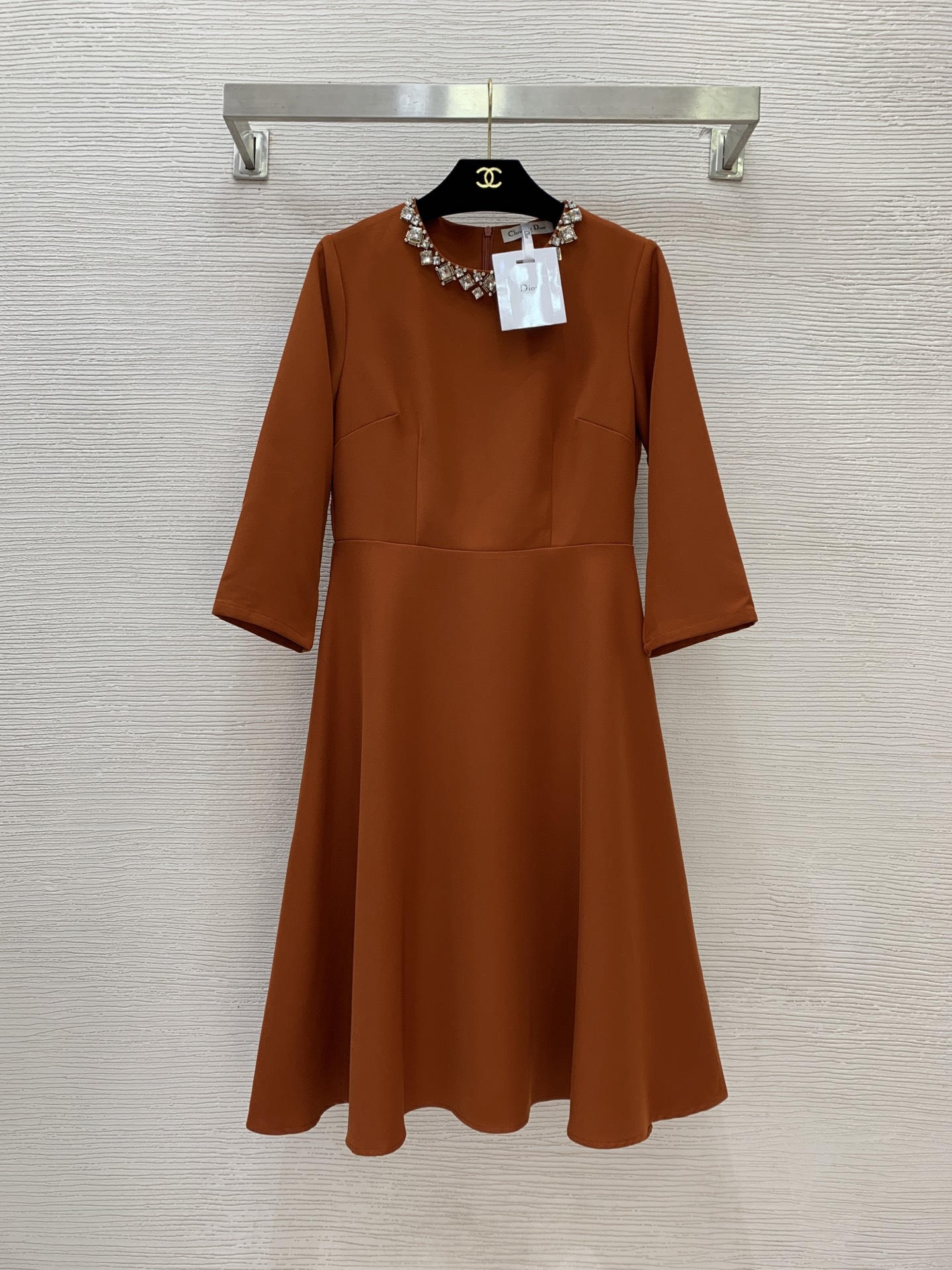 NO:466440,Model number G25082053 Dio* new high-end custom luxury heavy industry flash diamond neckline decoration, waist-closed slimming skirt and slimming hem!  Caramel color, black, (M size shoulder width 37, bust 88, waist 72, sleeve length 44, skirt length 100) hair, dior, skirt, alexander wang19860909款号G25082053 Dio*新款 高端定制奢华重工闪钻领口装饰、收腰显瘦大裙摆七分袖连衣裙！焦糖色、黑色、 （M码肩宽37,胸围88,腰围72,袖长44,裙长100）发,,dior,skirts,alexander wang,Women's clothing