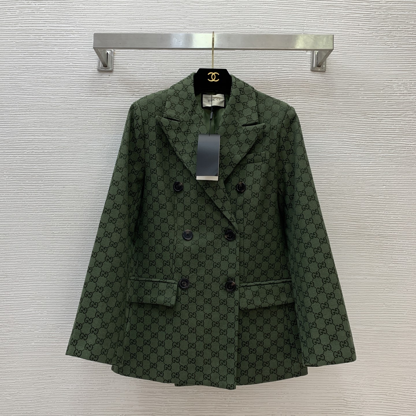 NO:464636,Model number D25081935 GUCC* new classic GG jacquard fabric original letter engraved logo buttons, slim fit and slim double-breasted slim lapel suit jacket!  (M size shoulder width 40 with shoulder pads, bust 96, sleeve length 59, clothing length 71) Jacket 1,, gucci, jackets & coats, business suit, alexander wang19860909款号D25081935 GUCC*新款经典GG提花面料原版字母刻logo纽扣、修身显瘦双排扣修身显瘦翻领西装外套！（M码肩宽40有垫肩,胸围96,袖长59,衣长71）外套1,,gucci,jackets & coats,business suit,alexander wang,Women's clothing