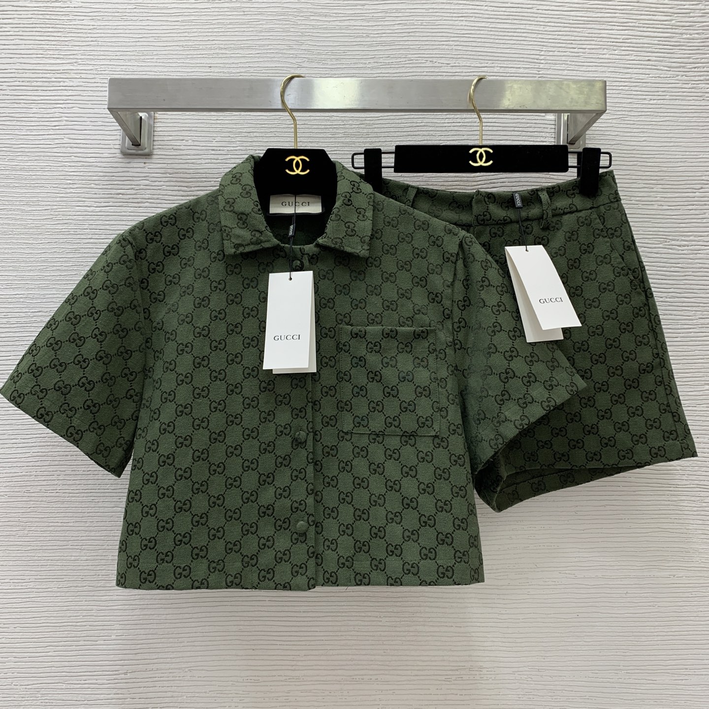 NO:464663,Tops and pants P-size number D25081972 GUCC* new GG letter jacquard fabric fashionable and versatile casual set!  Short buckle lapel short sleeve top buckle zipper placket versatile shorts!  (M size shoulder width 41, bust 94, sleeve length 21, clothing length 44; waist circumference 66 is one size smaller, hip circumference 88, pants length 34), gucci, shorts, T-shirt, alexander wang19860909上衣、裤子P款号D25081972 GUCC*新款GG字母提花面料时尚百搭休闲套装！短款系扣翻领短袖上衣系扣拉链门襟百搭短裤！（M码肩宽41,胸围94,袖长21,衣长44；腰围66偏小一码,臀围88,裤长34）,,gucci,shorts,T-shirt,alexander wang,Women's clothing