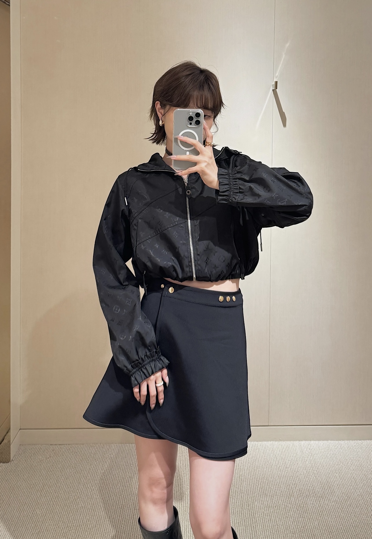 NO:464615,Model number D25081973 LOUIS*Doujia LV new style classic old-fashioned spliced ​​short long-sleeved hooded zipper jacket!  Black, (M size shoulder width 46, bust 110, sleeve length 59, clothing length 46) hair, louis vuitton, louis vuitton, louis vuitton, louis vuitton, jackets & coats,hats,alexander wang19860909款号D25081973 LOUIS*驴家LV新款 经典老花拼接短款长袖连帽拉链外套！黑色,（M码肩宽46,胸围110,袖长59,衣长46）发,,louis vuitton,louis vuitton,louis vuitton,louis vuitton,jackets & coats,hats,alexander wang,Women's clothing