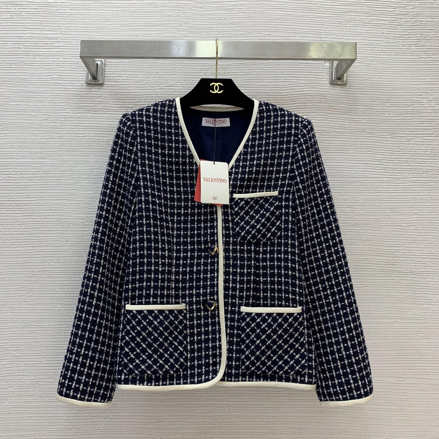NO:472155,Model number G25082252 VALENTIN*O Warren Home New High-end Customized Button V-shaped Logo Contrast Color Vertical Checkered Fashionable Tweed Small Flavor V-neck Long Sleeve Jacket!  Navy blue, (Size S shoulder width 36 with shoulder pads, bust 88, sleeve length 57, clothing length 58), valentino, valentino, jackets & coats, alexander wang19860909款号G25082252 VALENTIN*O华伦家新款 高端定制纽扣V字logo撞色包边格纹时尚气质粗花呢小香风V领长袖外套！藏蓝色, （S码肩宽36有垫肩,胸围88,袖长57,衣长58）,,valentino,valentino,jackets & coats,alexander wang,Women's clothing