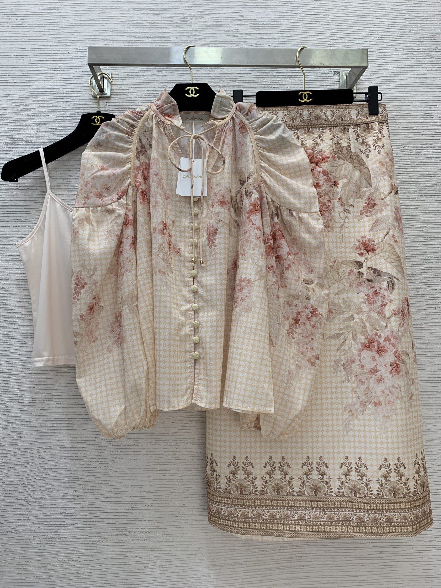 NO:466422,Model number G25082054 ZIMMERMA*N ZIMMERMA Australia brand High-end custom cotton and linen blend pink printed temperament two-piece set!  Loose and versatile long-sleeved shirt top with lantern sleeves on shoulders and long skirt with ears!  1.2.3.4/SMLXL (2 size bust 110, rotator sleeve length 69, 62 clothes length; inner bust 80 high elasticity, total length 47; waist 72, hip 98, skirt length 88), skirts, alexander wang19860909款号G25082054 ZIMMERMA*N兹默曼澳洲品牌 高端定制棉麻混纺粉色印花气质两件套装！肩部抽灯笼袖木耳边系带领宽松百搭长袖衬衣上衣 高腰长款半身裙！1.2.3.4/SMLXL（2码胸围110,连肩袖长69,衣长62；内搭胸围80高弹力,总长度47；腰围72,臀围98,裙长88）,,skirts,alexander wang,Women's clothing