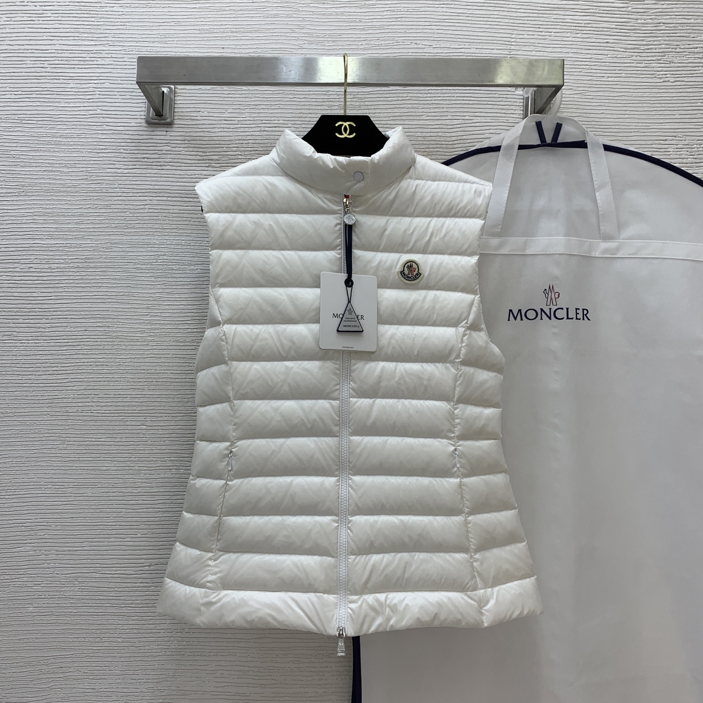 NO:468109,With dust bag model number G25082187 Moncler* new masked new high-end custom original letter logo hardware accessories, using national standard 90 white goose down velvet filling, small logo badge decorative slim fit version slim sleeveless jacket thin down vest top (price does not include dust bag) black, white, 1-2-3-4 (2 size bust 92, 62 length), Moncler, jackets & coats, down jacket, alexander wang19860909配防尘袋款号G25082187 Moncler*蒙口新款上新高端定制原版字母logo五金配件、采用国标90白鹅绒填充物、小标志胸章装饰修身版显瘦无袖外套轻薄羽绒马甲上衣（价格不含防尘袋）黑色、白色、1-2-3-4（2码胸围92,衣长62）,,Moncler,jackets & coats,down jacket,alexander wang,Women's clothing