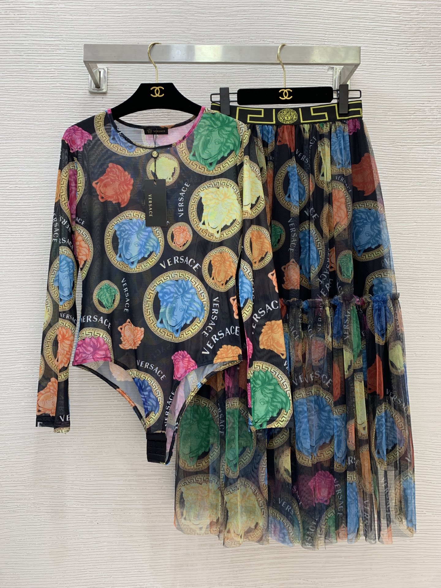 NO:469512,Model number G25082278 VERSAC* new European and American fashion Medusa avatar logo print two-piece set!  Fashionable sexy mesh see-through long-sleeved jumpsuit tight bodysuit waist webbing splicing large swing flowing mesh skirt!  (M size shoulder width 39, bust 88, sleeve length 59, total length 71; waist 64 elastic, skirt length 89) set, versace, skirt, alexander wang19860909款号G25082278 VERSAC*新款欧美时尚美杜莎头像logo印花两件套装！时尚性感网纱透视长袖连体衣紧身上衣腰间织带拼接大摆飘逸网纱半身裙！ （M码肩宽39,胸围88,袖长59,总长71；腰围64弹力,裙长89）套,,versace,skirts,alexander wang,Women's clothing