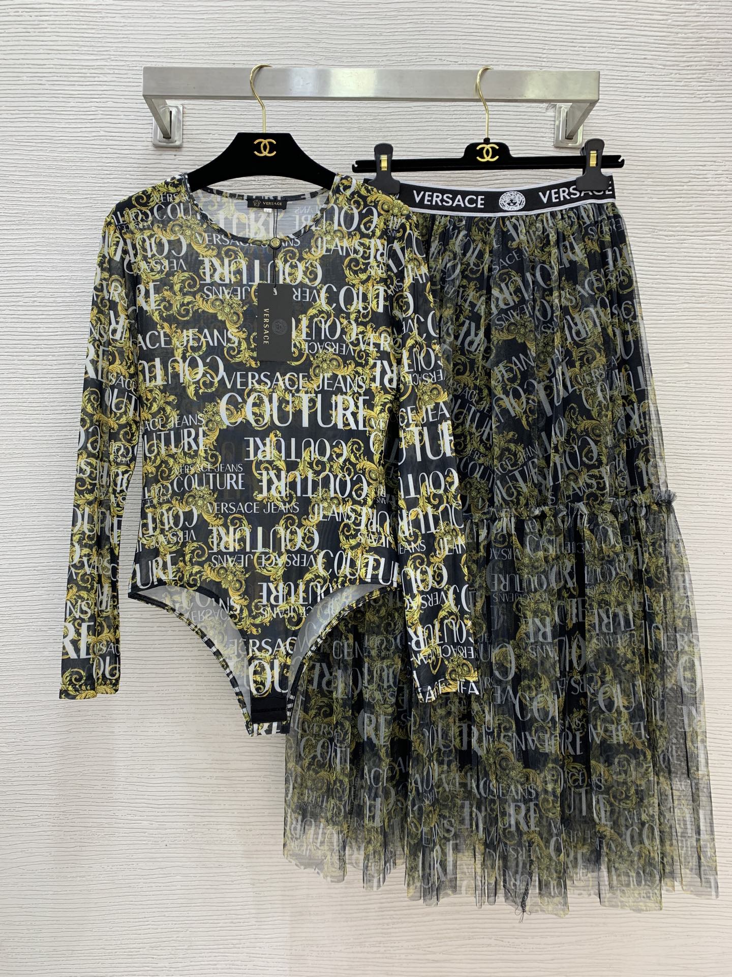 NO:469563,Model number G25082274 VERSAC* new European and American fashion logo print two-piece set!  Fashionable sexy mesh see-through long-sleeved jumpsuit tight bodysuit waist webbing splicing large swing flowing mesh skirt!  (M size shoulder width 39, bust 88, sleeve length 59, total length 71; waist 64 elastic, skirt length 89) set, versace, skirt, alexander wang19860909款号G25082274 VERSAC*新款欧美时尚logo印花两件套装！时尚性感网纱透视长袖连体衣紧身上衣腰间织带拼接大摆飘逸网纱半身裙！ （M码肩宽39,胸围88,袖长59,总长71；腰围64弹力,裙长89）套,,versace,skirts,alexander wang,Women's clothing