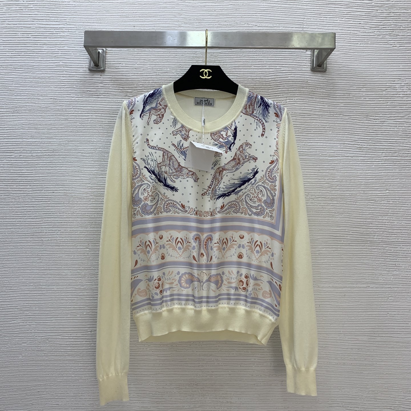 NO:473353,Model number G25082537 Hermè* new high-end custom AB fabric 19 Mmi silk twill spliced ​​wool blend knitted fabric, Leopard Pentium retro pattern printed round neck pullover long sleeve sweater top!  Dark coffee, apricot color, (S size shoulder width 37, bust 96, sleeve length 61, clothing length 56), hermes, real silk, alexander wang19860909款号G25082537 Hermè*新款 高端定制AB面料19姆米真丝斜纹绸拼接羊毛混纺针织面料、豹子奔腾复古图案印花圆领套头长袖针织衫上衣！深咖、杏色、 （S码肩宽37,胸围96,袖长61,衣长56）,,hermes,real silk,alexander wang,Women's clothing