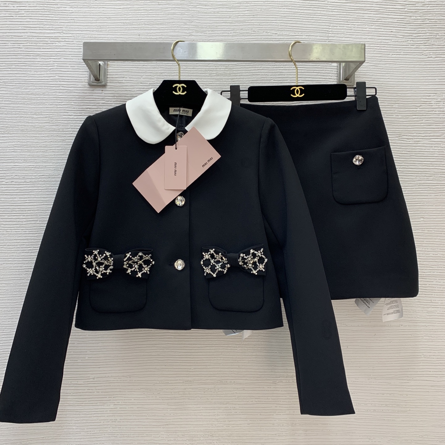NO:471248,Model number G25082329 MiuMi* new model high-end customized chaebol daughter's temperament and fashion suit!  Heavy Industry Diamond Inlaid Bead Decorative Bow Pocket Contrast Color Doll Collar Short Long Sleeve Jacket Fashionable and versatile A-line Short Skirt Skirt!  Black, 36.38.40.42 (36 size shoulder width 36, bust 90, sleeve length 57, clothing length 48; waist 66, skirt length 42), miumiu, skirt 45, skirt length 46), miumiu, skirt 46, skirt length 46), jackets & coats, alexander wang19860909款号G25082329 MiuMi*缪家新款 高端定制财阀千金大小姐气质时尚套装！重工镶钻钉珠装饰蝴蝶结口袋撞色娃娃领短款长袖外套时尚百搭A字短裙半身裙！黑色,36.38.40.42（36码肩宽36,胸围90,袖长57,衣长48；腰围66,裙长42）,,miumiu,skirts,jackets & coats,alexander wang,Women's clothing