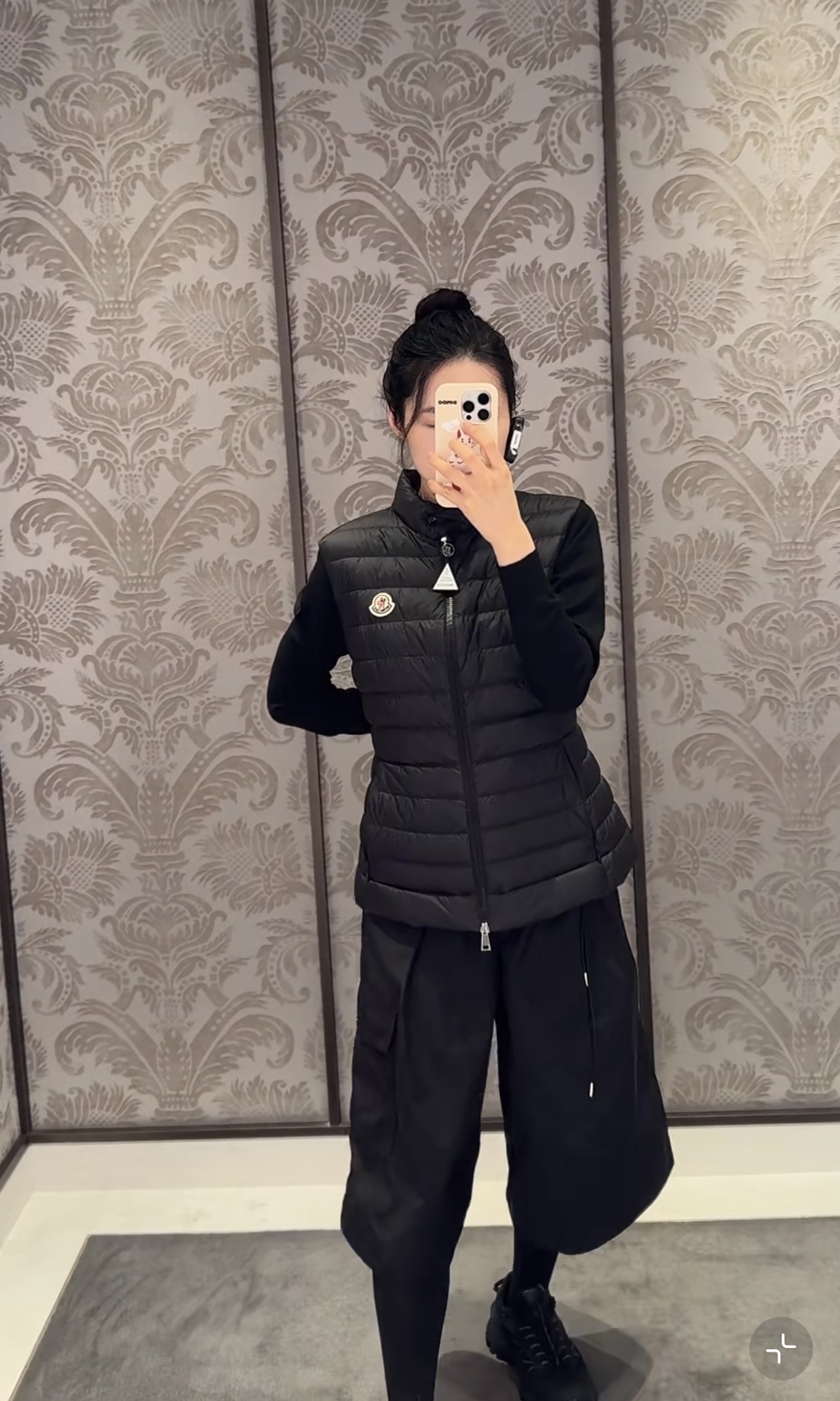 NO:468117,Model number G25082187 Moncler* new masked new high-end custom original letter logo hardware accessories, using national standard 90 white goose down velvet filling, small logo badge decorative slim fit version slim sleeveless jacket thin down vest top (price does not include dust bag) black, white, 1-2-3-4 (2 size bust 92, 62 length) hair, Moncler, jackets & coats, down jacket, alexander wang19860909款号G25082187 Moncler*蒙口新款上新高端定制原版字母logo五金配件、采用国标90白鹅绒填充物、小标志胸章装饰修身版显瘦无袖外套轻薄羽绒马甲上衣（价格不含防尘袋）黑色、白色、1-2-3-4（2码胸围92,衣长62）发,,Moncler,jackets & coats,down jacket,alexander wang,Women's clothing