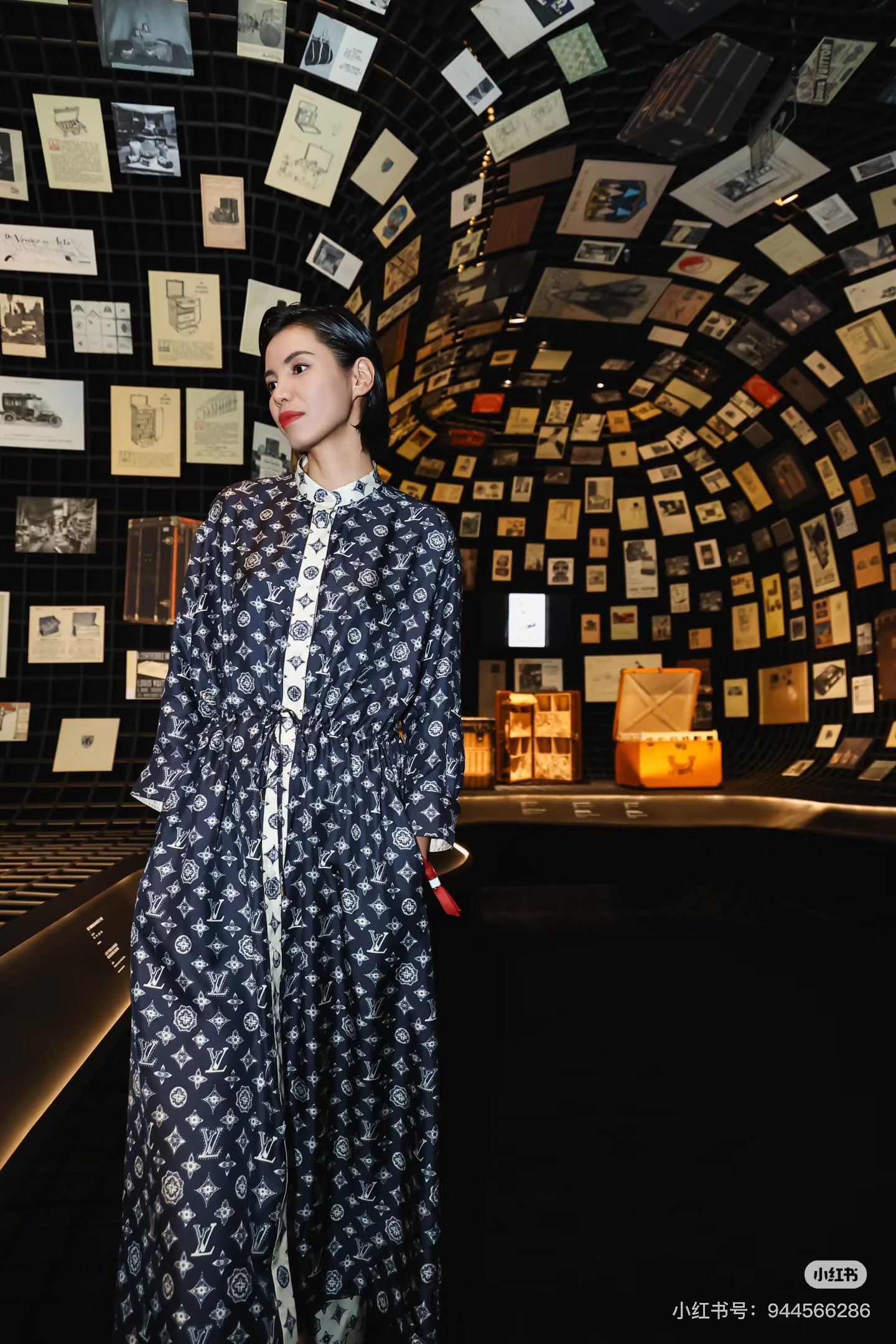 NO:468125,Model number D25082173 LOUIS*Dujia LV new style, old-fashioned letter logo printed single-breasted front closure drawstring waist design loose and fashionable stand collar long-sleeved dress single-sided printed square scarf scarf!  (M size shoulder width 45, bust 104, sleeve length 51, skirt length 128) hair, louis vuitton, louis vuitton, louis vuitton, louis vuitton, skirts, alexander wang19860909款号D25082173 LOUIS*驴家LV新款 老花字母logo印花单排扣前襟抽绳收腰设计宽松时尚立领长袖连衣裙单面印花方巾丝巾！（M码肩宽45,胸围104,袖长51,裙长128）发,,louis vuitton,louis vuitton,louis vuitton,louis vuitton,skirts,alexander wang,Women's clothing