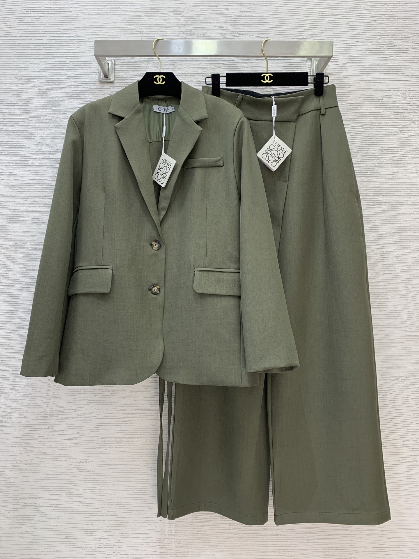 NO:473341,Model number D25081453 LOEW* newest style, unique and fashionable asymmetric pleated pleated enclosure design, high-waist slimming, loose wide-leg pants, nine-point pants!  Military green, (M size waist 68, trousers length 107) hair, loewe, alexander wang19860909款号D25081453 LOEW*新款个性时髦不对称压褶围挡设计高腰显瘦宽松阔腿裤九分裤！军绿色、（M码腰围68,裤长107）发,,loewe,alexander wang,Women's clothing