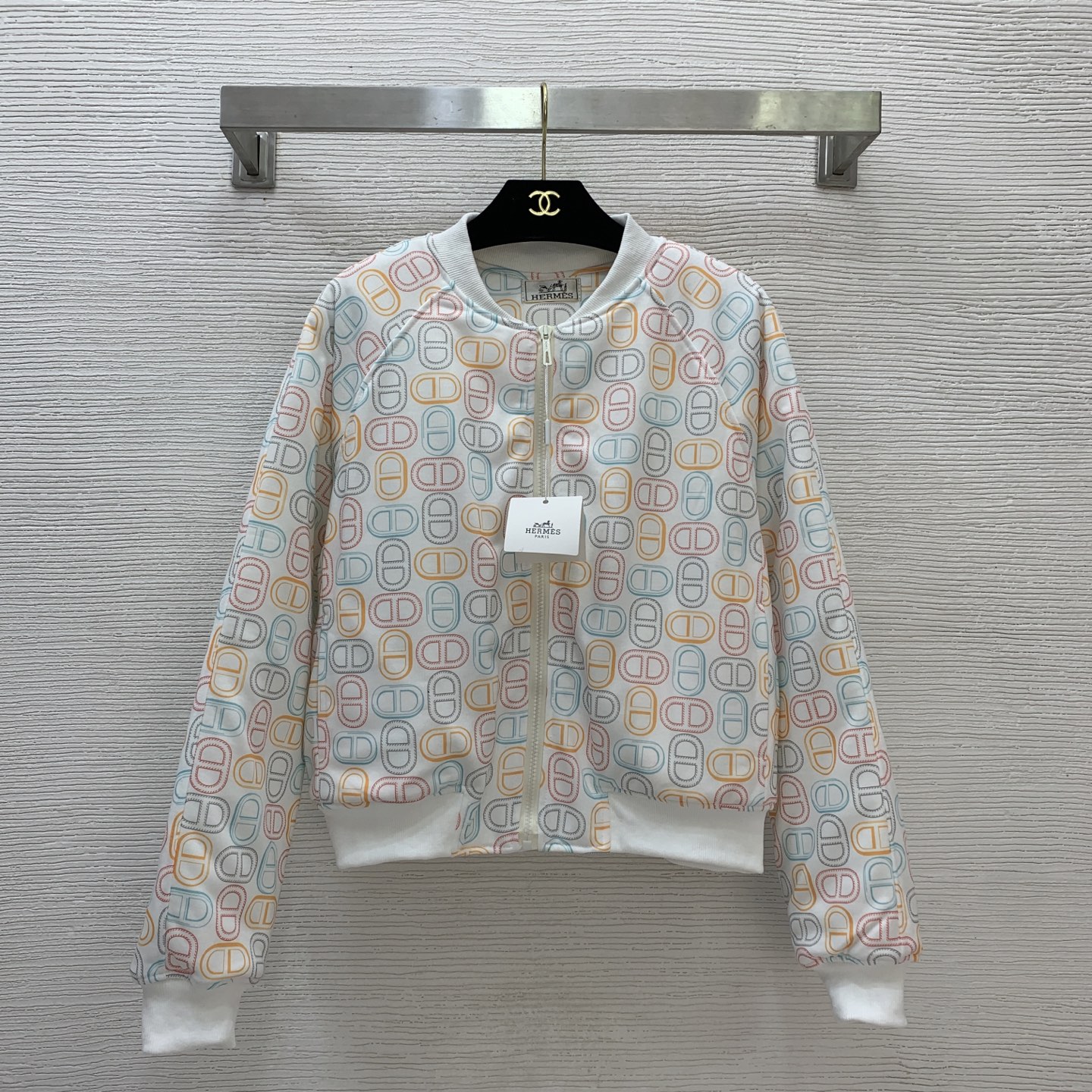 NO:474277,Model number D25082628 Hermè* new model H family pig nose ring color printing, inner heavy industry crimped cotton thickened short stand collar jacket cotton jacket!  (M size bust 112, rotator sleeve length 74, 54 clothes length), hermes, jackets & coats, jackets & coats, alexander wang19860909款号D25082628 Hermè*新款 H家猪鼻子圈彩色印花、内里重工压线夹棉加厚短款立领夹克棉服外套！（M码胸围112,连肩袖长74,衣长54）,,hermes,jackets & coats,jackets & coats,alexander wang,Women's clothing