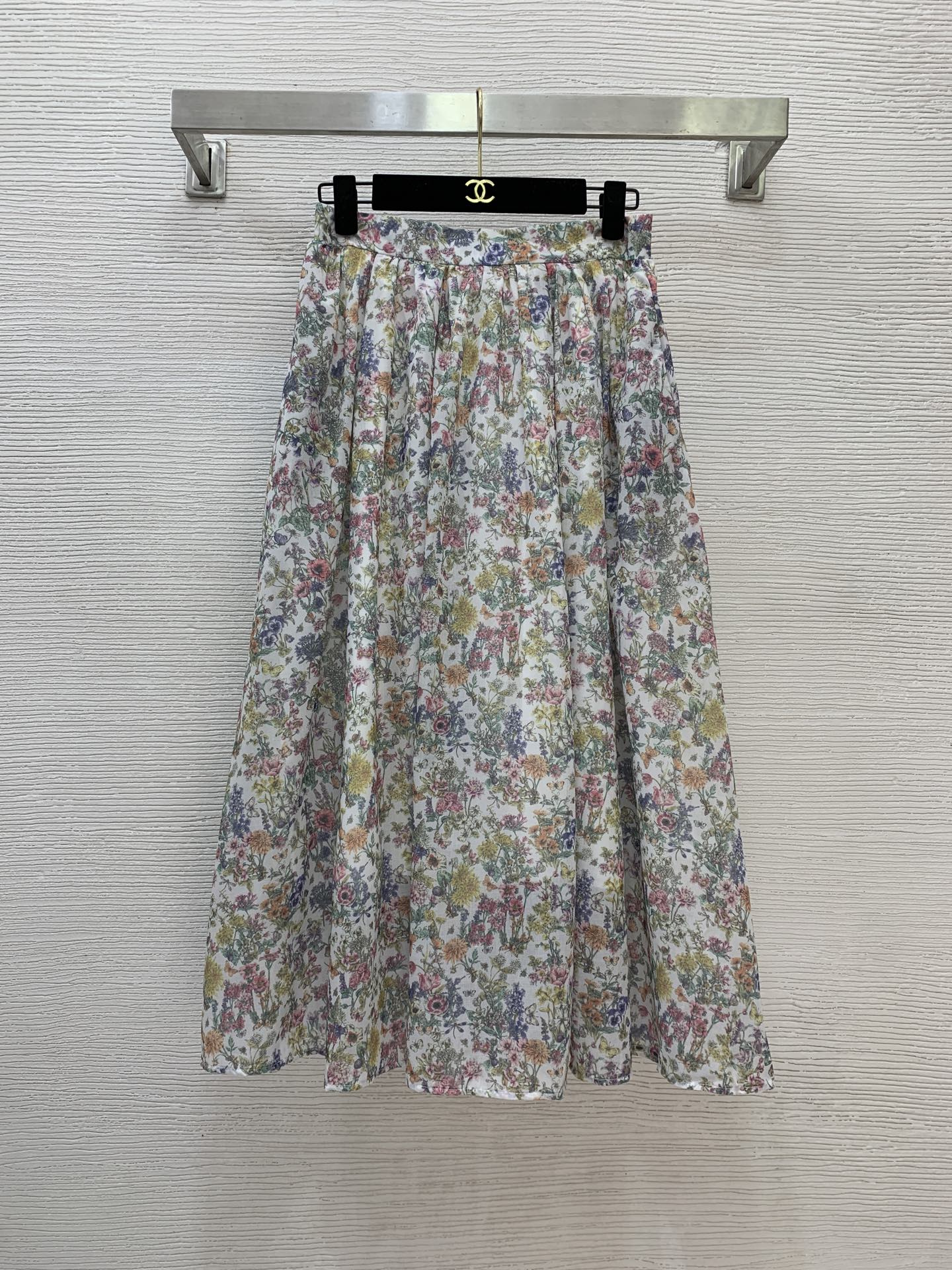 NO:474265,Model number D25082618 Dio* new model, colorful small floral fashionable and versatile two-piece set!  Classic CD Bee embroidered short front and long back long loose fashionable long-sleeved shirt with pleated flowing large skirt mid-length skirt!  (M size shoulder width 38, bust 108, sleeve length 62, garment length 73/87; waist 66, skirt length 81, skirt, dior, skirt, alexander wang19860909款号D25082618 Dio*新款 五彩缤纷小碎花时尚百搭两件套装！经典CD小蜜蜂刺绣前短后长宽松时尚长袖衬衣压褶飘逸大裙摆中长款半身裙！（M码肩宽38,胸围108,袖长62,衣长73/87；腰围66,裙长81、裙子,,dior,skirts,alexander wang,Women's clothing