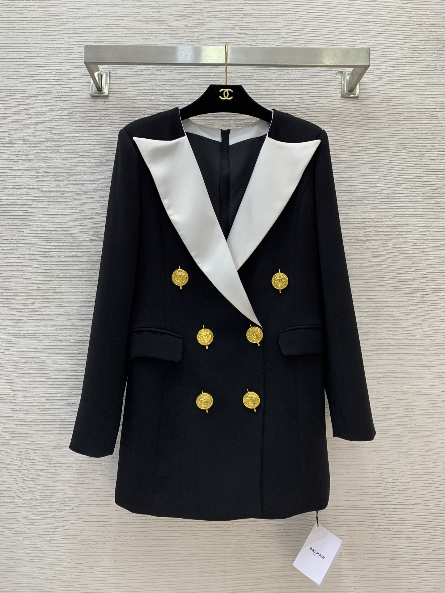 NO:475570,Model number D25082758 Balmai*Barman New Style Customized Double Row Gold Button Contrast Color Spliced ​​Light Satin Muffle Neck Slim Slim Long Sleeve Suit Dress!  Black, (M size shoulder width 44 with shoulder pads, bust 94~94, sleeve length 60, clothing length 79), balmain, skirts, business suit, alexander wang19860909款号D25082758 Balmai*巴曼新款 定制双排金扣撞色拼接光感缎面驳领修身显瘦长袖西装连衣裙！黑色, （M码肩宽44有垫肩,胸围94～94,袖长60,衣长79）,,balmain,skirts,business suit,alexander wang,Women's clothing