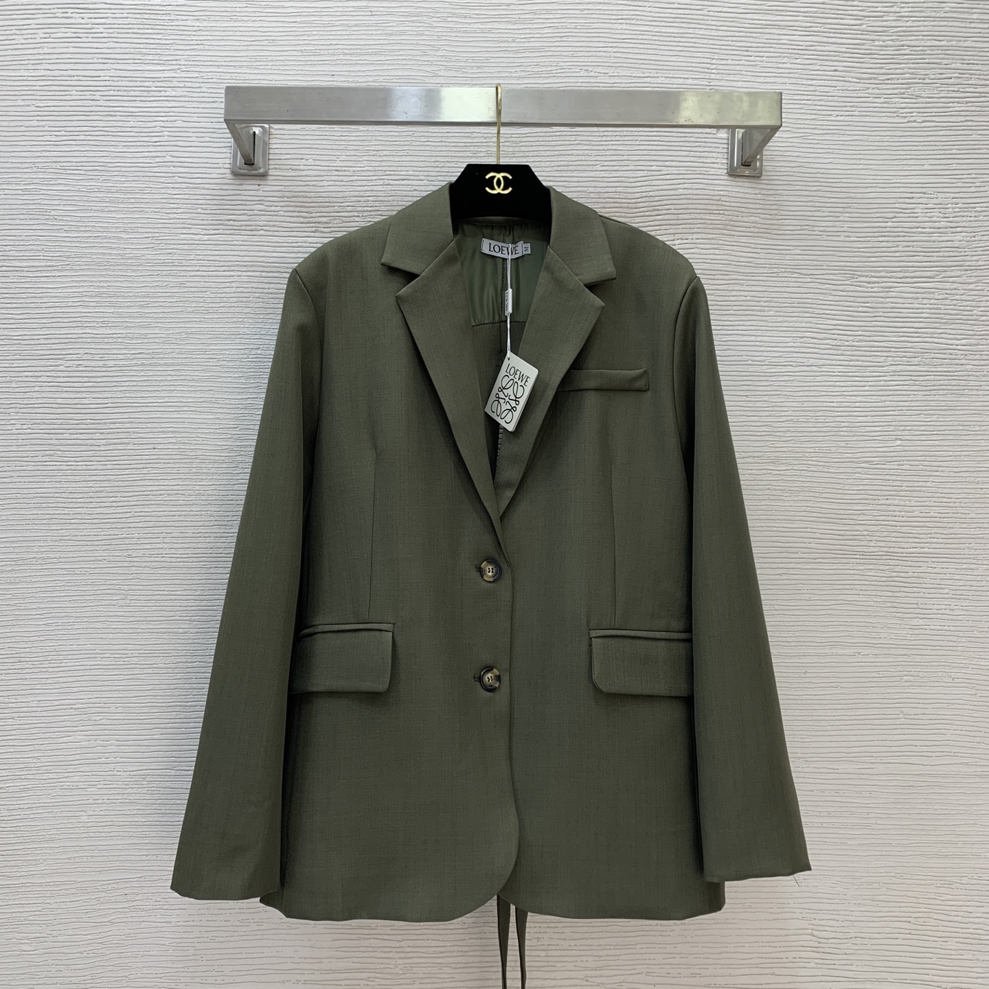 NO:473329,Model number G25082583 LOEW* newest style, stylish and personalized back slit lace-up design loose version two-button long-sleeved blazer!  Military green, (M size shoulder width 44 with padded shoulders, bust 106, sleeve length 60, clothing length 72) suit, loewe, jackets & coats, business suit, alexander wang19860909款号G25082583 LOEW*新款 时尚个性后背开叉系带设计宽松版两粒扣长袖西装外套！军绿色、（M码肩宽44有垫肩,胸围106,袖长60,衣长72）西装,,loewe,jackets & coats,business suit,alexander wang,Women's clothing