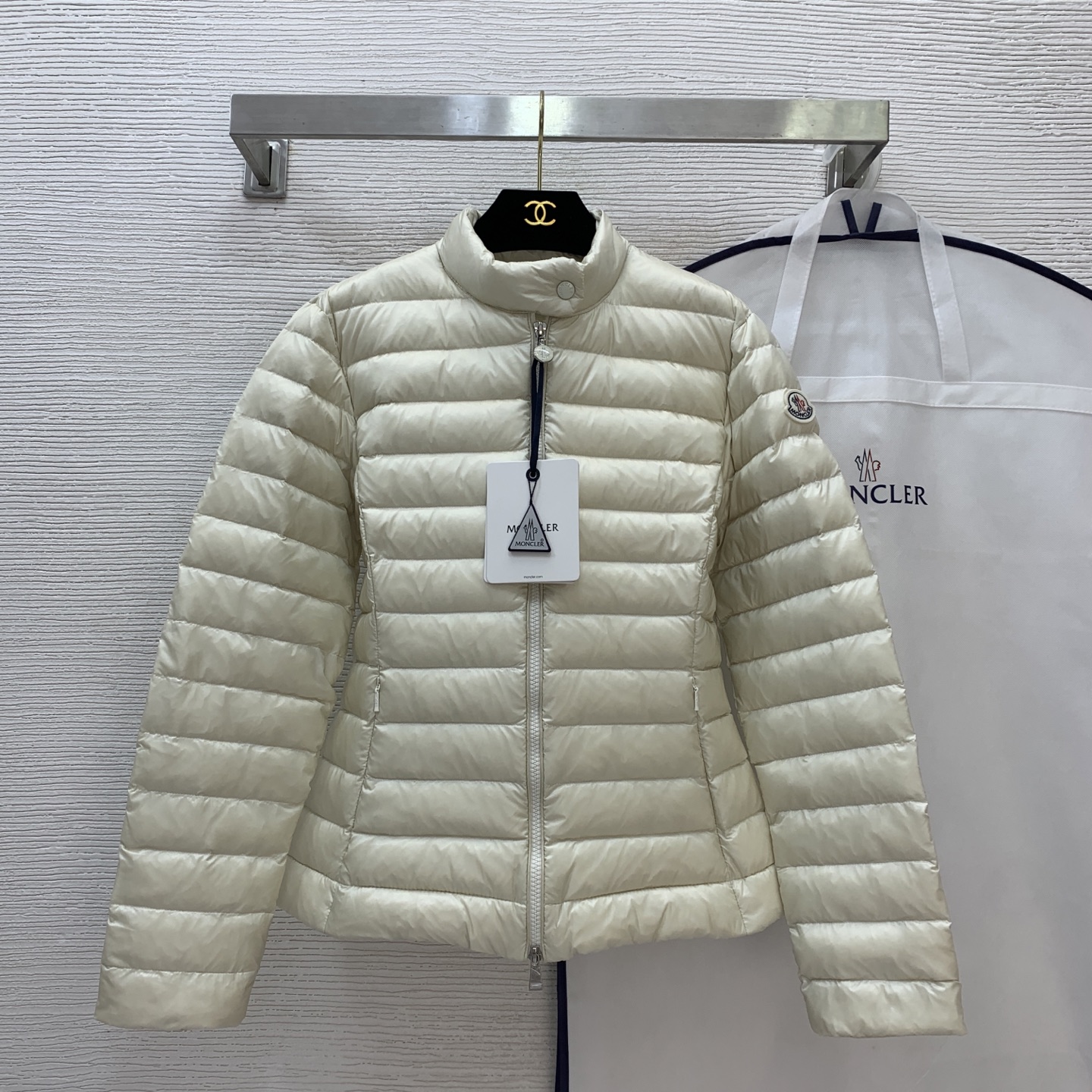 NO:477402,With dust bag model number G25082837 Moncle* official website new high-end custom original logo hardware accessories, filled with national standard 90 goose down; three-standard inner lining is complete with high-quality stand-alone collar design slim and thin down jacket!  Pink, black, apricot, 1-2-3-4 (2 size shoulder width 41, bust 94, sleeve length 61, clothing length 60) hair, Moncler, jackets & coats, down jacket, alexander wang19860909配防尘袋款号G25082837 Moncle*蒙口官网新款上新高端定制原版logo五金配件、采用国标90鹅绒填充；内里三标齐全高质量立领设计修身显瘦轻薄羽绒服外套！粉色、黑色、杏色、1-2-3-4（2码肩宽41,胸围94,袖长61,衣长60）发,,Moncler,jackets & coats,down jacket,alexander wang,Women's clothing