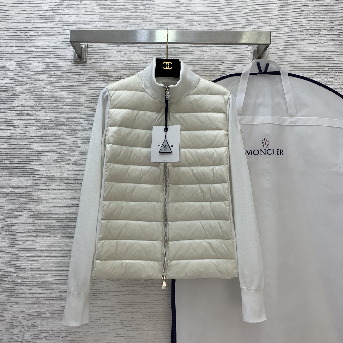 NO:471275,With dust bag model number G25082343 Moncler* new masked new high-end custom original letter logo hardware accessories, using national standard 90 white goose down filler spliced ​​knitted fabric small logo armband decorative slim version to make a slim stand collar long sleeve light down jacket (price does not include dust bag) light pink, black, off-white, (M size bust 96, sleeve length 63, 58), Moncler, jackets & coats, down jacket, alexander wang19860909配防尘袋款号G25082343 Moncler*蒙口新款上新高端定制原版字母logo五金配件、采用国标90白鹅绒填充物拼接针织面料小标志袖章装饰修身版显瘦立领长袖轻薄羽绒服外套（价格不含防尘袋）浅粉、黑色、米白色、 （M码胸围96,袖长63,衣长58）,,Moncler,jackets & coats,down jacket,alexander wang,Women's clothing