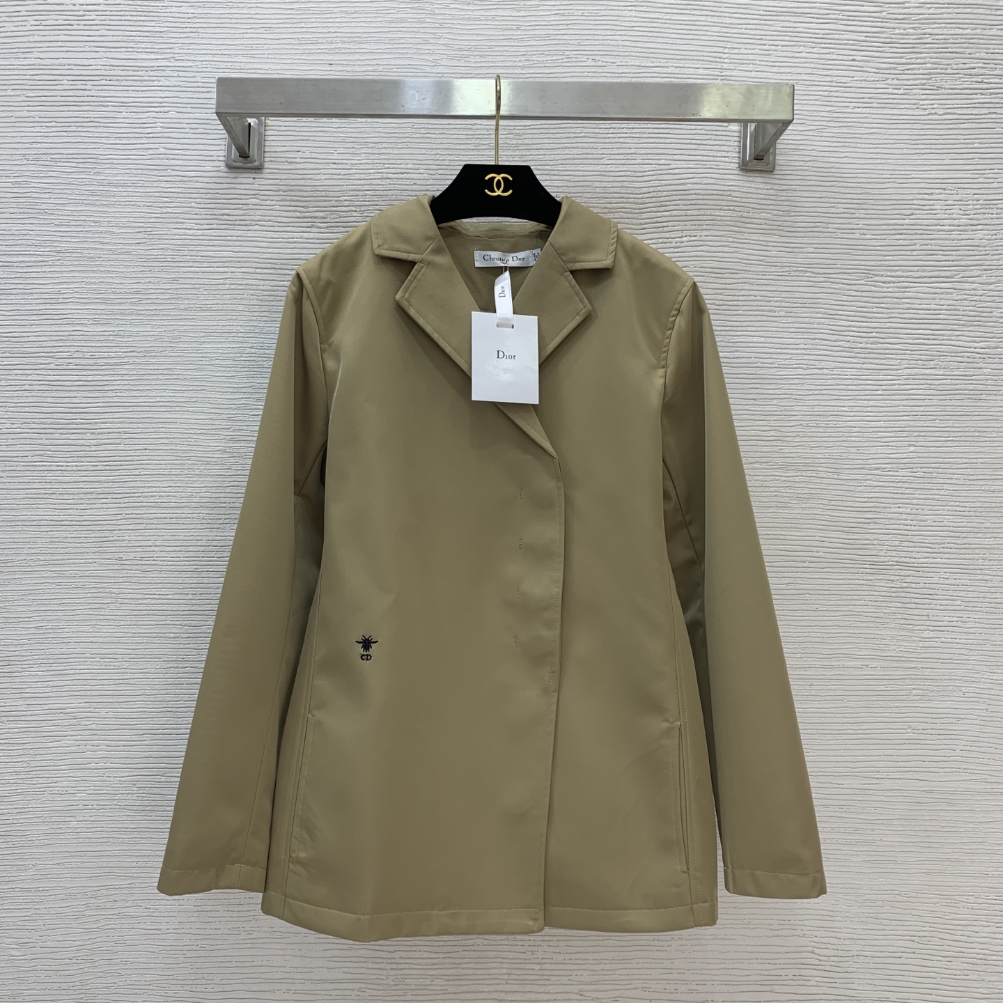 NO:477340,Model number G25082875 Dio* new model D home custom-made original letter engraved logo buttons, side-side placket hidden button design slim-fitting and slim lapel windbreaker jacket!  Khaki, (M size shoulder width 42, bust 94, sleeve length 60, clothing length 70) wholesale, dior, dior, jackets & coats, alexander wang19860909款号G25082875 Dio*新款 D家定制原版字母刻logo纽扣、侧偏门襟隐藏暗扣设计修身显瘦翻领风衣外套！卡其色,（M码肩宽42,胸围94,袖长60,衣长70）批发,,dior,dior,jackets & coats,alexander wang,Women's clothing