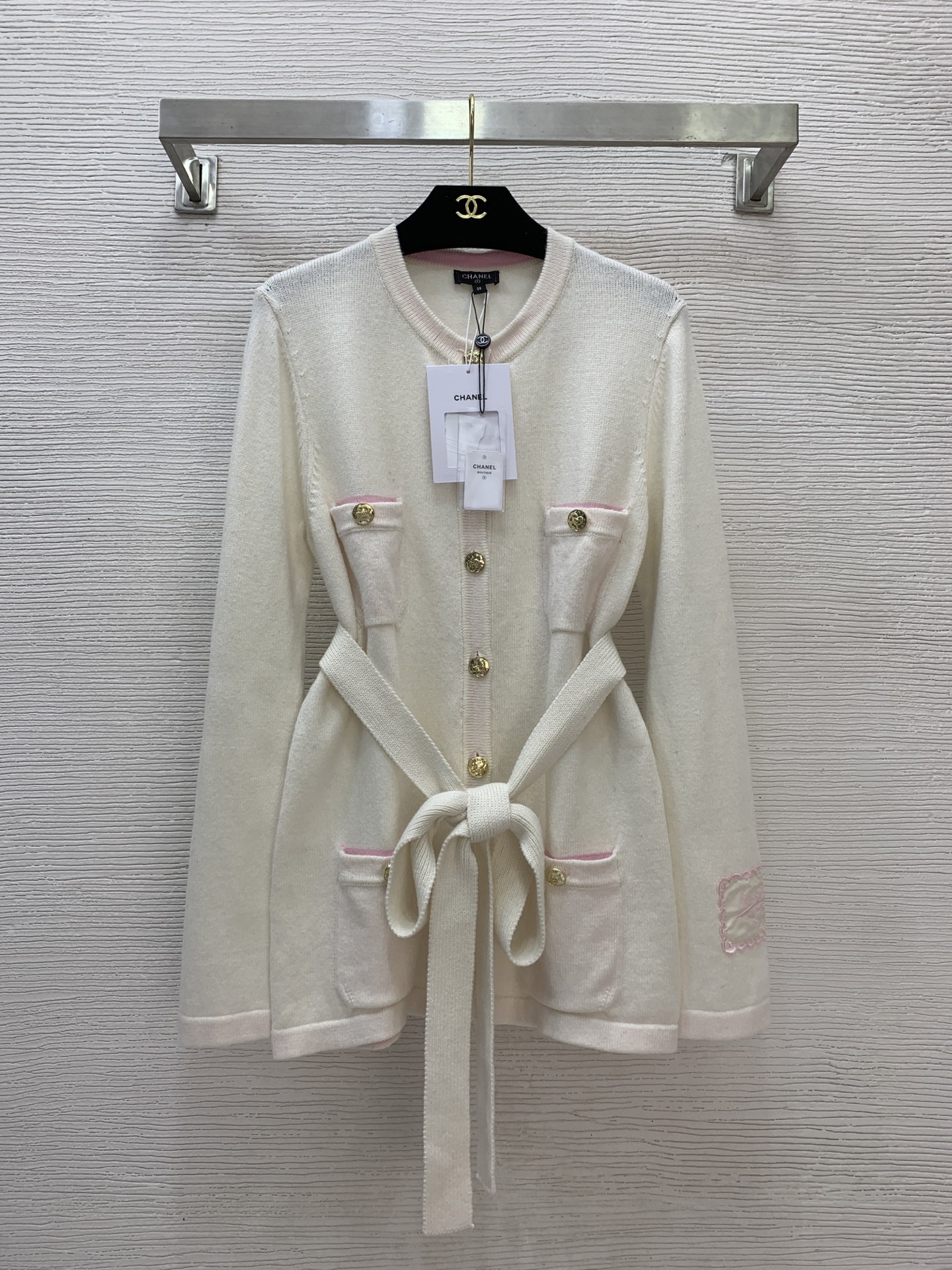 NO:477392,Model number G25082868 Chane* new high-end custom wool yarn fabric is soft and skin-friendly!  Grandma Xiang’s custom-made variety of button cuff patches are decorated with slim fit and slim round neck long sleeve mid-length knitted cardigan top!  Apricot, black, 36.38.40 (38 size shoulder width 37, bust 92, sleeve length 62, clothing length 68), chanel, alexander wang19860909款号G25082868 Chane*新款高端定制羊毛纱线面料软糯亲肤！香奶奶家定制多种纽扣袖口贴布装饰修身显瘦圆领长袖中长款针织开衫上衣！杏色、黑色、36.38.40（38码肩宽37,胸围92,袖长62,衣长68）,,chanel,alexander wang,Women's clothing