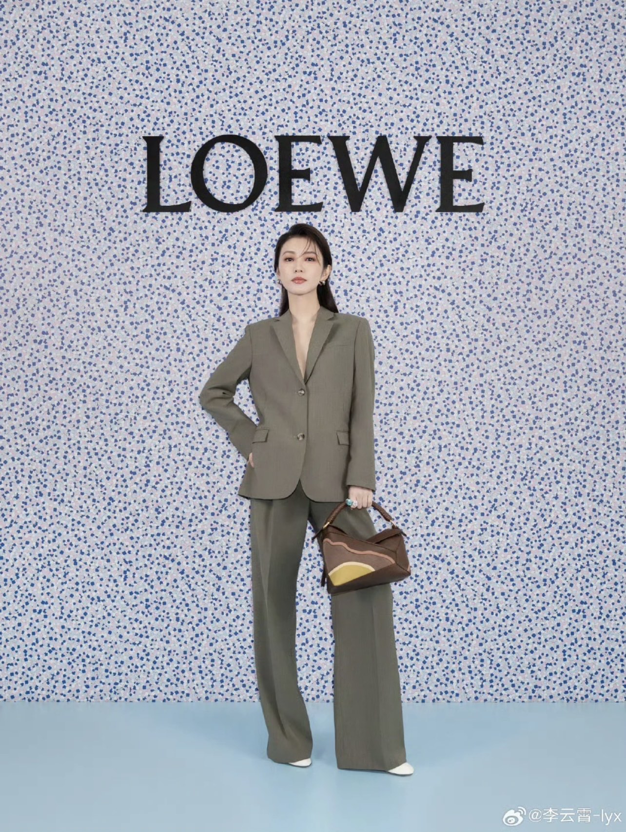 NO:473345,Model number D25081453 LOEW* newest style, unique and fashionable asymmetric pleated pleated enclosure design, high-waist slimming, loose wide-leg pants, nine-point pants!  Military green, (M size waist 68, trousers length 107) pants, loewe, alexander wang19860909款号D25081453 LOEW*新款个性时髦不对称压褶围挡设计高腰显瘦宽松阔腿裤九分裤！军绿色、（M码腰围68,裤长107）裤子,,loewe,alexander wang,Women's clothing