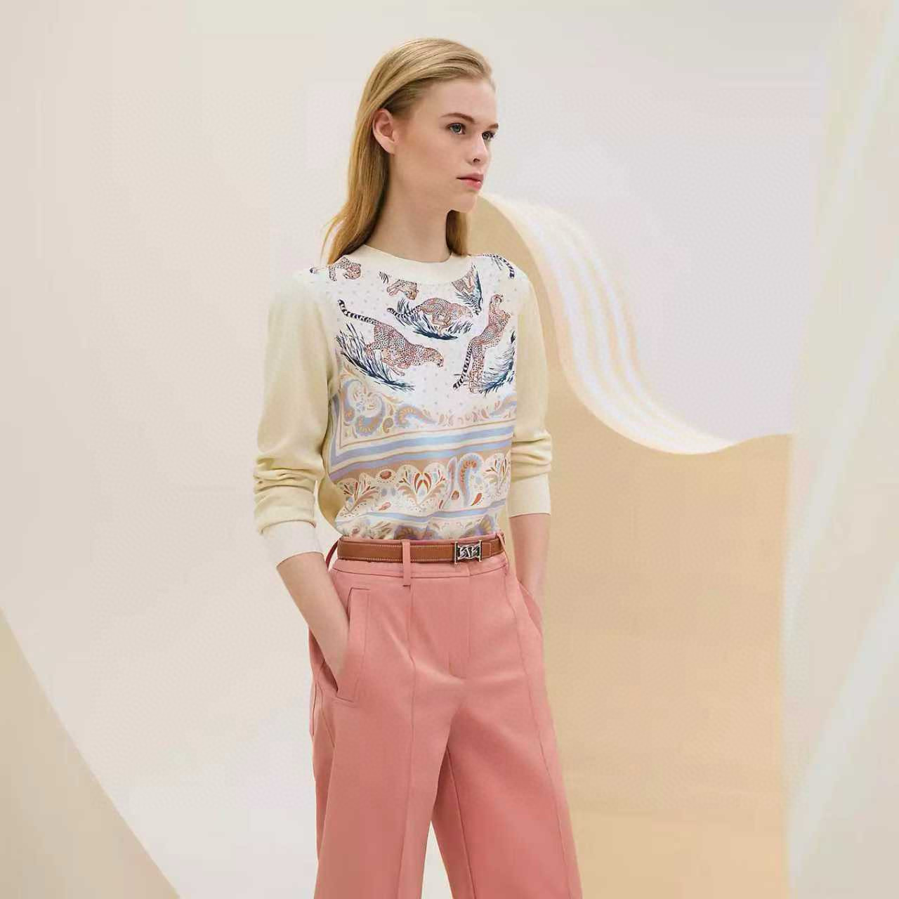 NO:473357,Model number G25082537 Hermè* new high-end custom AB fabric 19 Mmi silk twill spliced ​​wool blend knitted fabric, Leopard Pentium retro pattern printed round neck pullover long sleeve sweater top!  Dark coffee, apricot color, (S size shoulder width 37, bust 96, sleeve length 61, clothing length 56) hair, hermes, real silk, alexander wang19860909款号G25082537 Hermè*新款 高端定制AB面料19姆米真丝斜纹绸拼接羊毛混纺针织面料、豹子奔腾复古图案印花圆领套头长袖针织衫上衣！深咖、杏色、 （S码肩宽37,胸围96,袖长61,衣长56）发,,hermes,real silk,alexander wang,Women's clothing