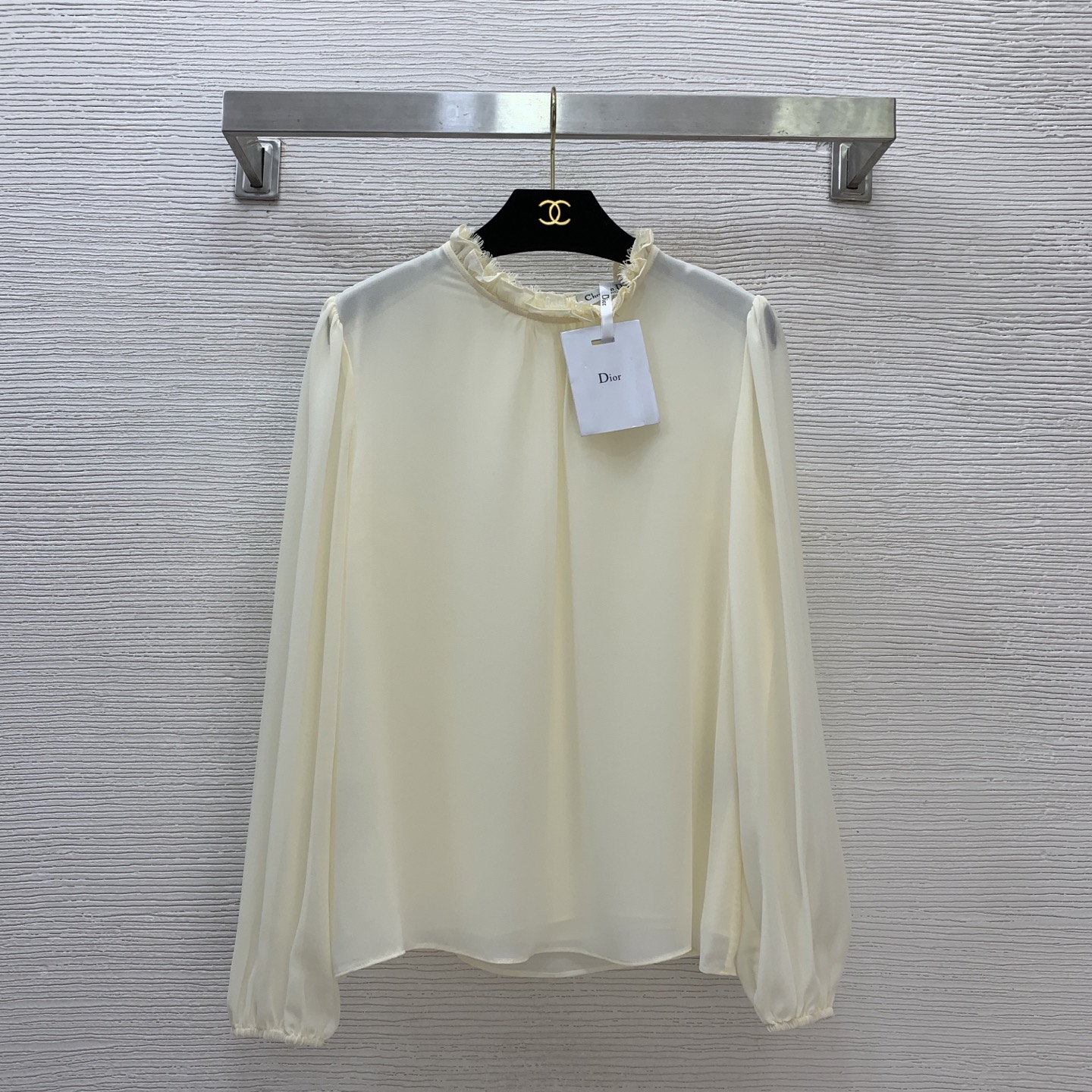 NO:480299,Model number G25083054 Dio* newest high-end custom draped chiffon fabric, lace earrings collar and back lace design loose and versatile temperament long-sleeved shirt top!  Apricot, black, (M size bust 98, sleeve length 60, clothing length 61) hair, dior, alexander wang19860909款号G25083054 Dio*新款 高端定制垂坠雪纺纱面料、蕾丝木耳边领子后背系带设计宽松百搭气质长袖衬衣上衣！杏色、黑色、 （M码胸围98,袖长60,衣长61）发,,dior,alexander wang,Women's clothing