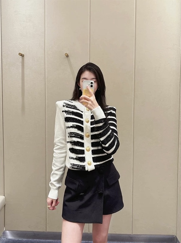 NO:474274,Model number G25082672 Balmai*Barman's new model high-end custom shining blingbling wool blended yarn fabric, irregular contrasting striped jacquard slim fit and buckle round neck long sleeve knitted cardigan top!  Off-white, (M size shoulder width 37, bust 96, sleeve length 57, clothing length 54) hair, balmain, alexander wang19860909款号G25082672 Balmai*巴曼家新款 高端定制闪耀blingbling亮片编织羊毛混纺纱线面料、不规则撞色条纹提花修身显瘦系扣圆领长袖针织开衫上衣！米白色,（M码肩宽37,胸围96,袖长57,衣长54）发,,balmain,alexander wang,Women's clothing