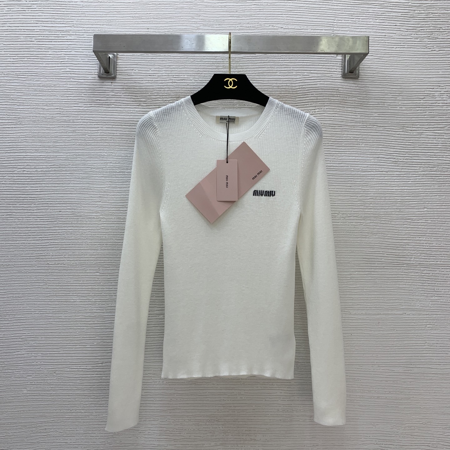 NO:483738,Model number D25090137 MiuMi's new style, letter logo on the chest, super elastic slim and slim long-sleeved sweater base shirt top!  Flower khaki, off-white, black, (M size bust 62, sleeve length 60, garment length 55), miumiu, alexander wang19860909款号D25090137 MiuMi缪家新款 胸前字母logo徽标超弹力修身显瘦长袖针织衫打底衫上衣！花卡其、米白色、黑色、（M码胸围62,袖长60,衣长55）,,miumiu,alexander wang,Women's clothing