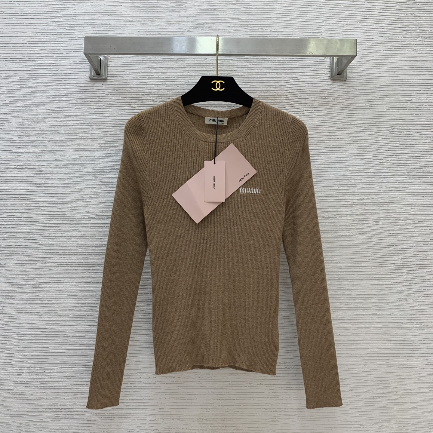 NO:483747,Model number D25090137 MiuMi's new style, letter logo on the chest, super elastic slim and slim long-sleeved sweater base shirt top!  Flower khaki, off-white, black, (M size bust 62, sleeve length 60, 55) hair, miumiu, alexander wang19860909款号D25090137 MiuMi缪家新款 胸前字母logo徽标超弹力修身显瘦长袖针织衫打底衫上衣！花卡其、米白色、黑色、（M码胸围62,袖长60,衣长55）发,,miumiu,alexander wang,Women's clothing