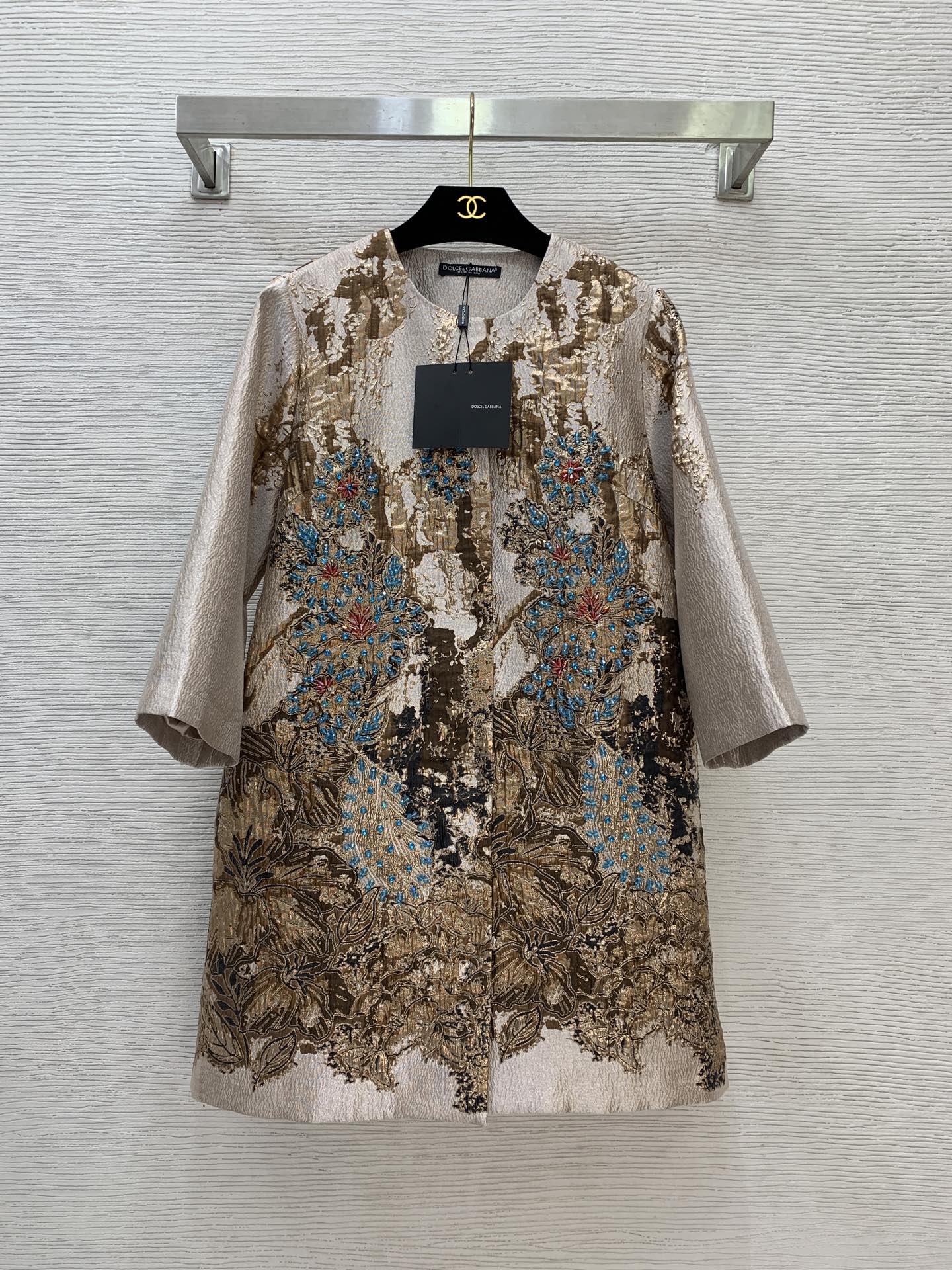 NO:478985,Model number G25082947 Dolce & Gabbana DG* new model high-end customized foam jacquard fabric has a crisp and stylish finish!  Heavy industry embroidery bead decorative buckle loose placket version fashionable round neck long sleeve mid-length jacket!  (Size S shoulder width 38, bust 98, sleeve length 45, clothing length 88) hair, Dolce & Gabbana, jackets & coats, alexander wang19860909款号G25082947 杜嘉班纳DG*新款 高端定制发泡提花面料版型挺括有型！重工绣珠装饰系扣门襟宽松版时尚圆领长袖中长外套！ （S码肩宽38,胸围98,袖长45,衣长88）发,,Dolce&Gabbana,jackets & coats,alexander wang,Women's clothing