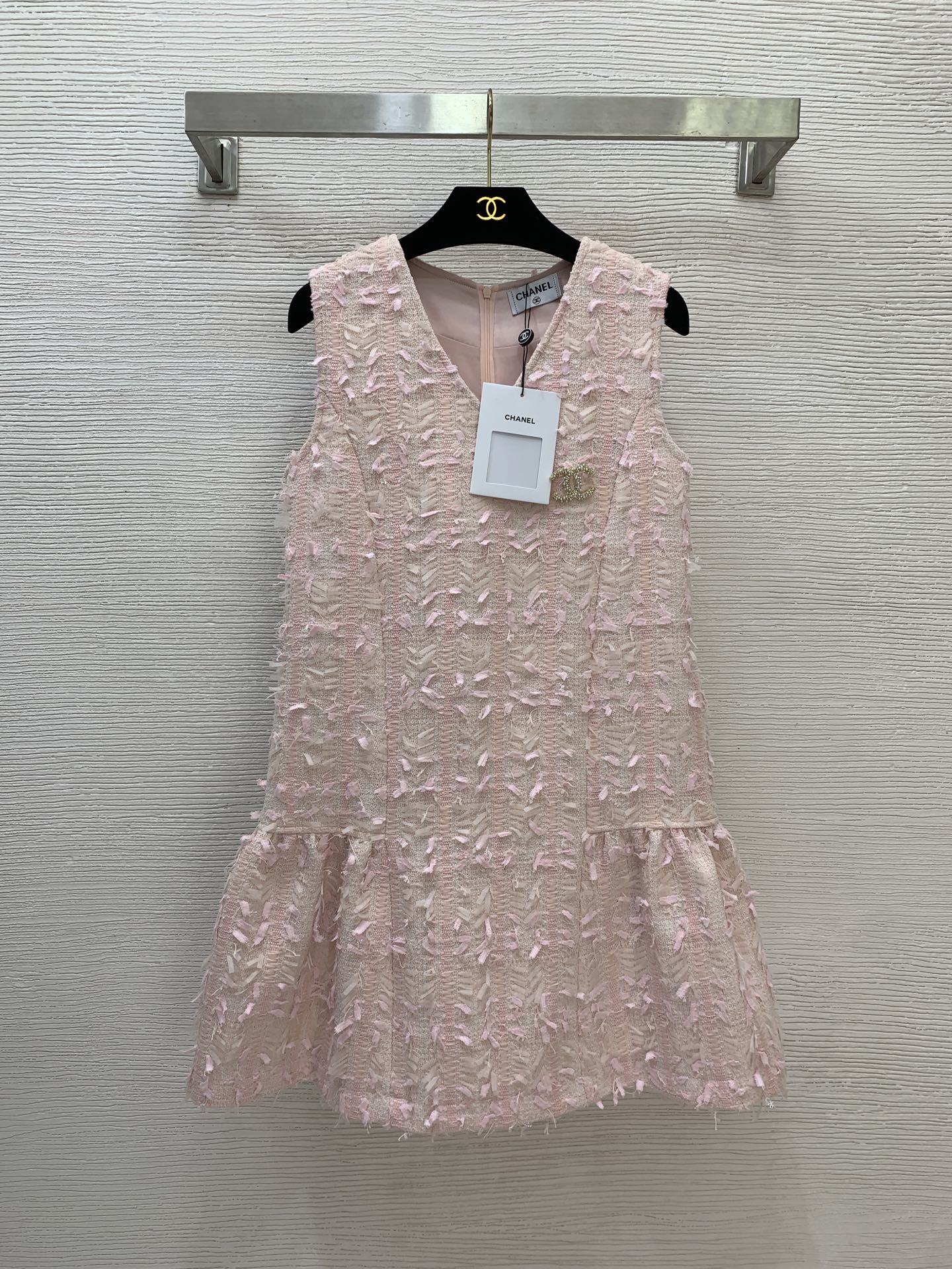 NO:486810,Model number G25090473 Chane* newest high-end custom fringed rough fabric, skirt hem pleated fashionable age-reducing V-neck sleeveless vest dress!  Blue, pink, (Size S shoulder width 36, bust 88, skirt length 85), Chanel, skirt, alexander wang19860909款号G25090473 Chane*新款 高端定制流苏粗纺面料、裙摆捏褶时尚减龄V领无袖背心连衣裙！蓝色、粉色、 （S码肩宽36,胸围88,裙长85）,,chanel,skirts,alexander wang,Women's clothing