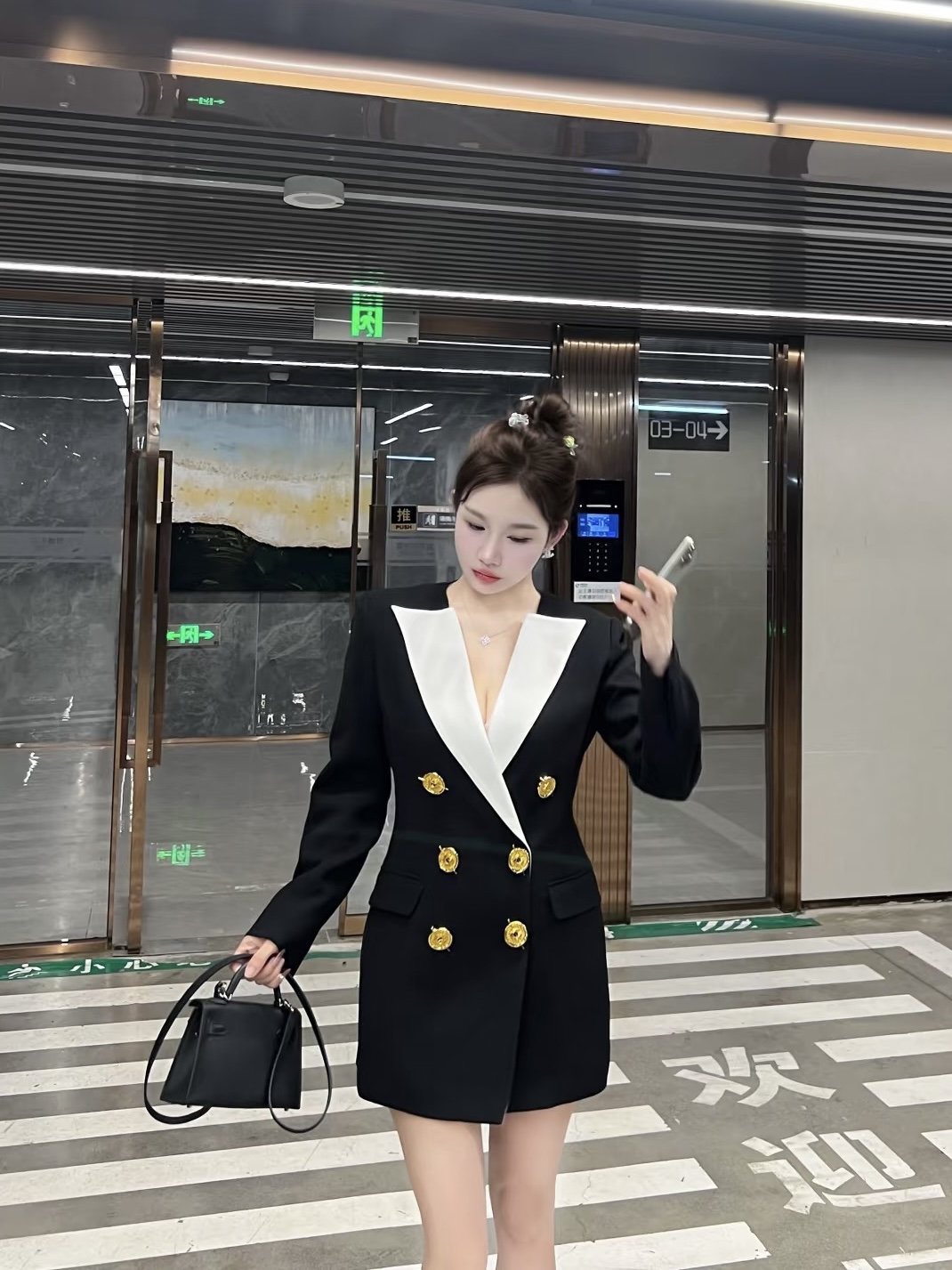 NO:475576,Model number D25082758 Balmai*Barman New Style Customized Double Row Gold Button Contrast Color Spliced ​​Light Satin Muffle Neck Slim Slim Long Sleeve Suit Dress!  Black, (M size shoulder width 44 with shoulder pads, bust 94~94, sleeve length 60, clothing length 79) hair, balmain, skirts, business suit, alexander wang19860909款号D25082758 Balmai*巴曼新款 定制双排金扣撞色拼接光感缎面驳领修身显瘦长袖西装连衣裙！黑色, （M码肩宽44有垫肩,胸围94～94,袖长60,衣长79）发,,balmain,skirts,business suit,alexander wang,Women's clothing